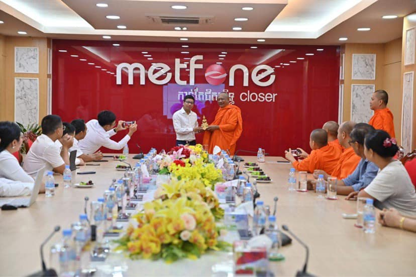 Campuchia: Hoà thượng Danh Lung thăm tập đoàn Metfone