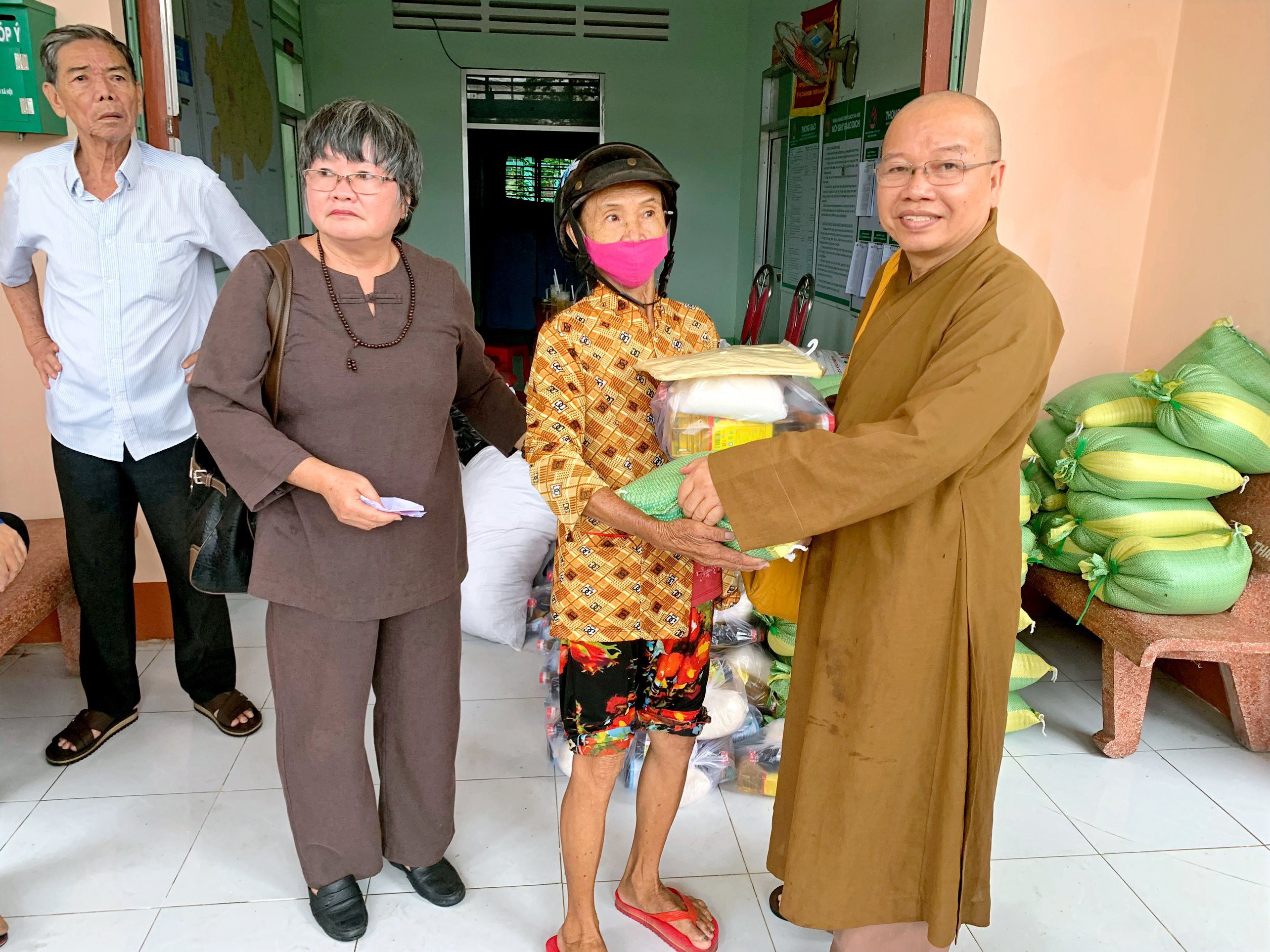 Kiên Giang : Ban Từ thiện Xã hội tỉnh trao quà cho bà con khó khăn huyện Giồng Riềng