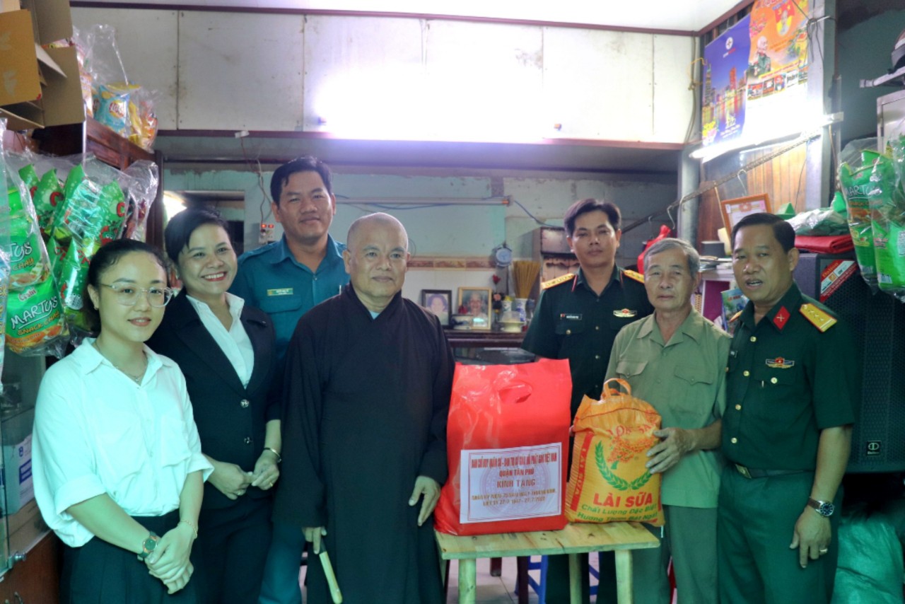 TP. HCM: Ban trị sự GHPGVN kết hợp Ban Chỉ huy Quân sự (quận Tân Phú) thăm, tặng quà thương binh, gia đình chính sách trên địa bàn 