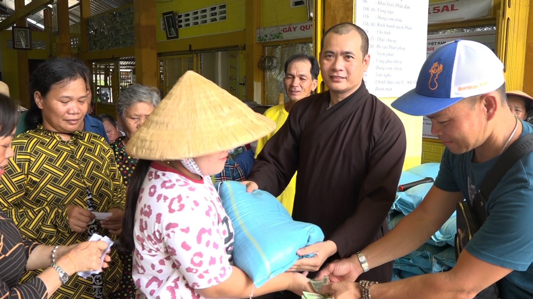 Kiên Giang: Chùa Thiên Sơn cùng các Phật tử trao quà từ thiện