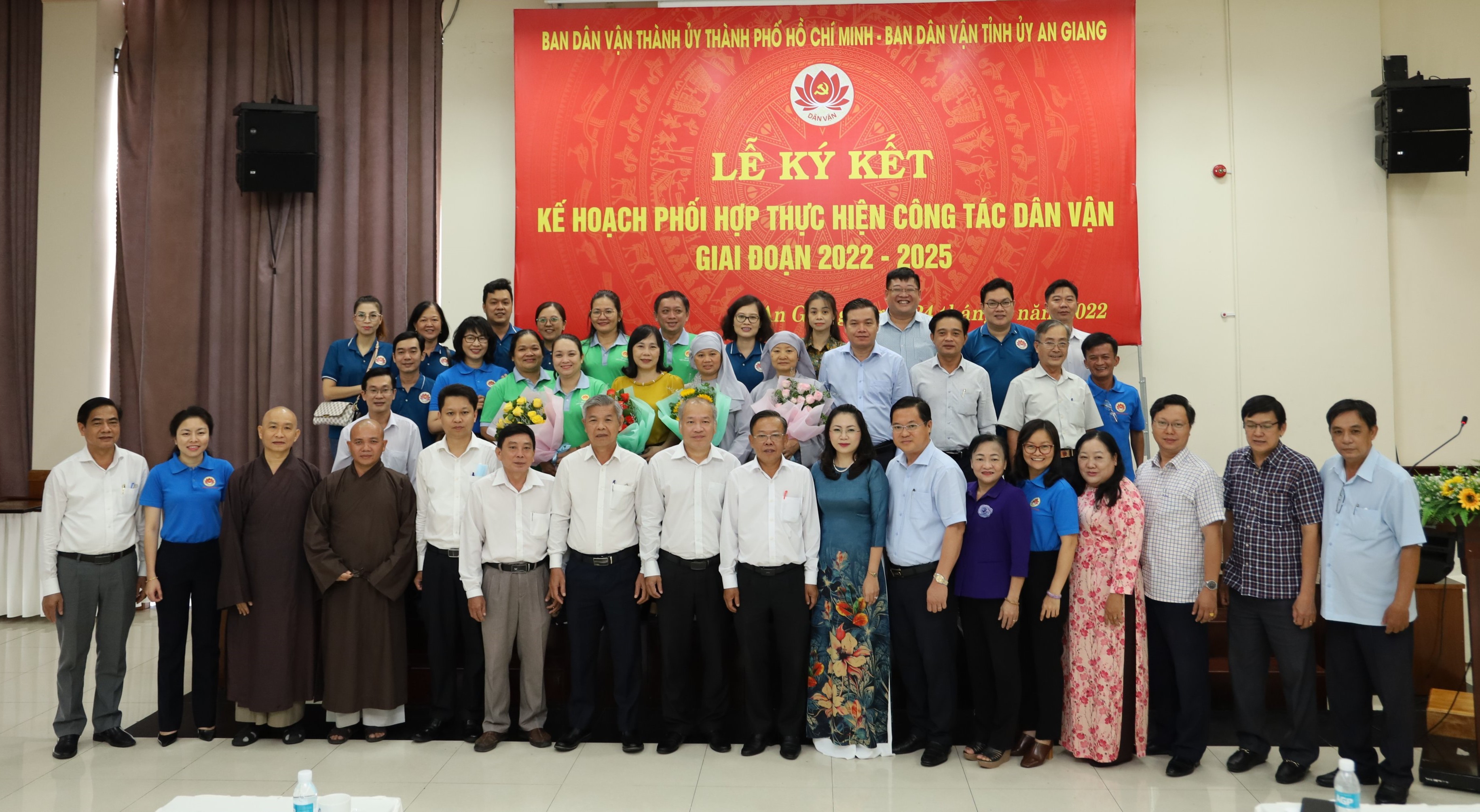 An Giang: Lễ ký kết phối hợp thực hiện công tác dân vận với Ban Dân vận và trao 08 căn nhà Nghĩa tình