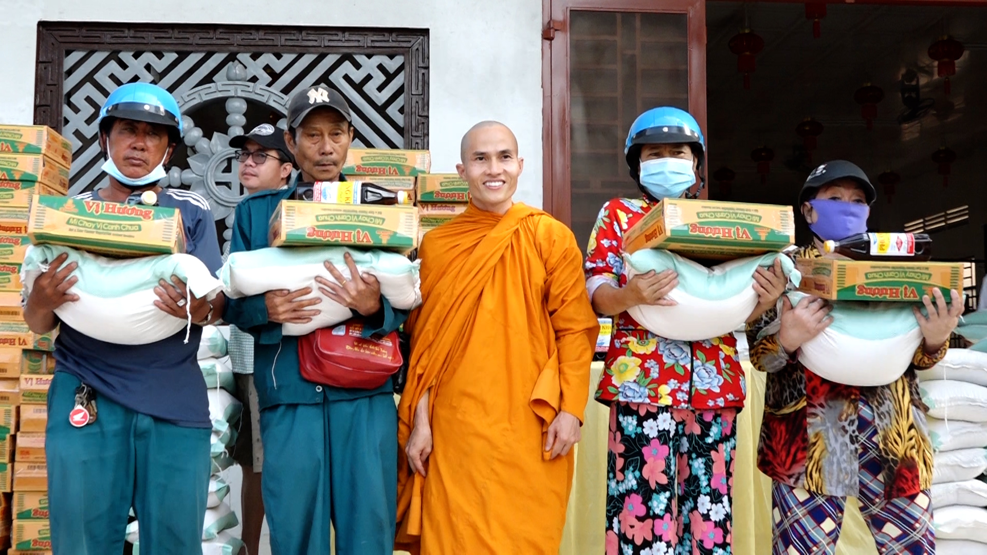 Kiên Giang: Tịnh xá Ngọc Sơn trao tặng 200 phần quà cho bà con khó khăn nhân dịp lễ Vu lan sắp tới