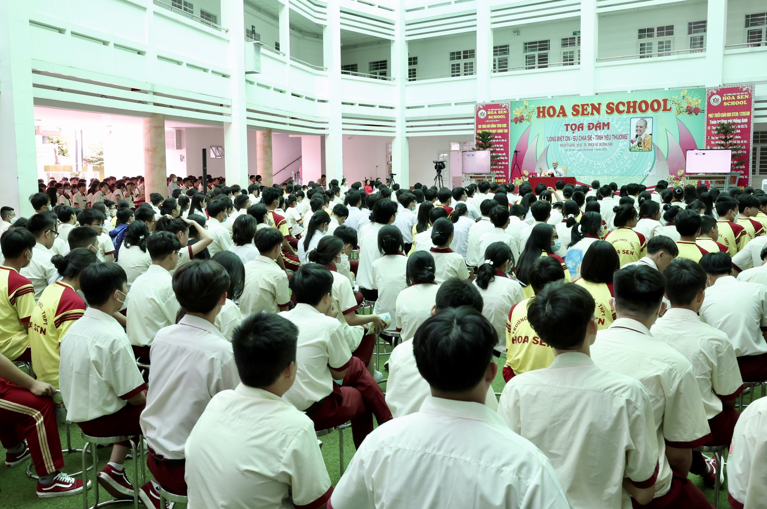 Ni sư Hương Nhũ thuyết giảng tại Trường Tiểu học và THCS Hoa Sen