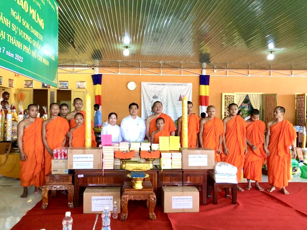 Bình Dương: Tổng lãnh sự Campuchia cúng dường nến hạ và Tam Tạng kinh chùa Tông Kim Quang