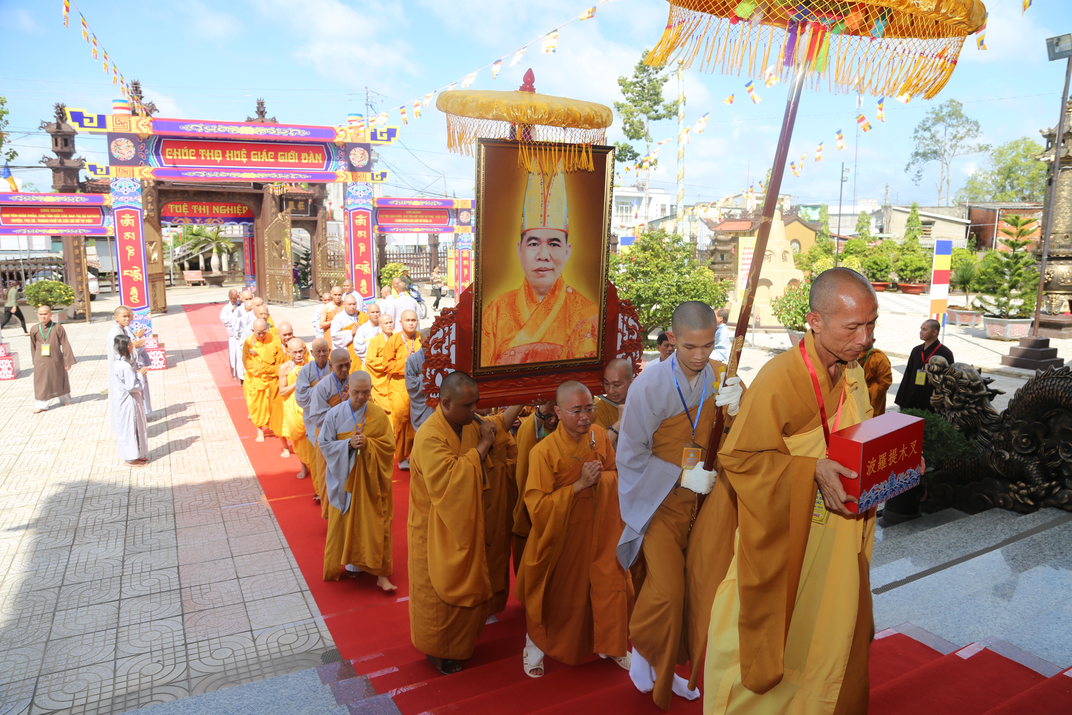 Hậu Giang: Đại Giới đàn Huệ Giác cung nghinh tôn ảnh HT. Thích Huệ Giác về giới trường chùa Vĩnh Hiệp và chùa Quốc Thanh