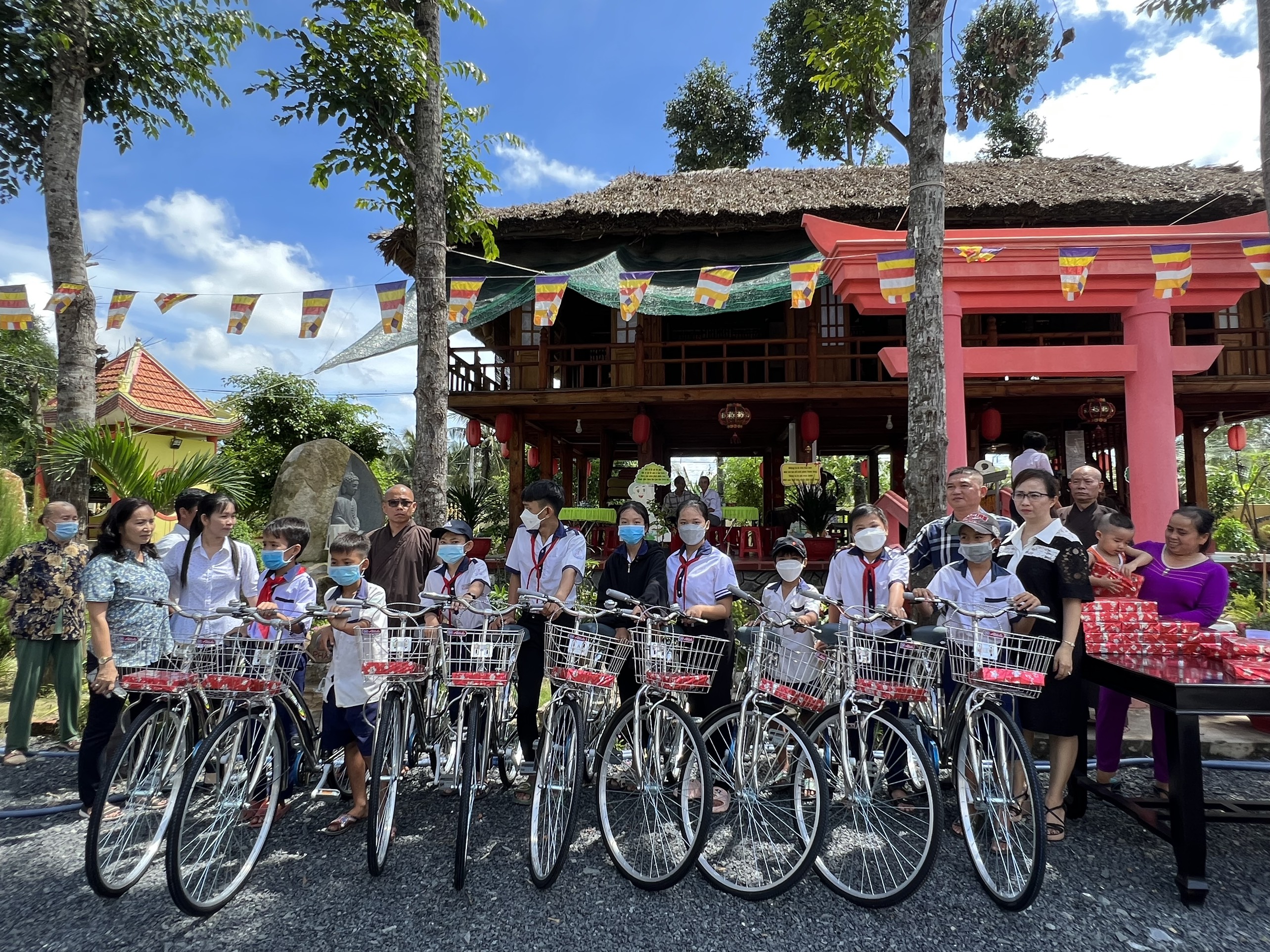 Bến Tre: Chùa Tân Phước - xã Tân Xuân, Huyện Ba Tri, tỉnh Bến Tre tặng 200 phần quà và 20 chiếc xe đạp cho học sinh có hào cảnh khó khăn hiếu học tại địa phương.