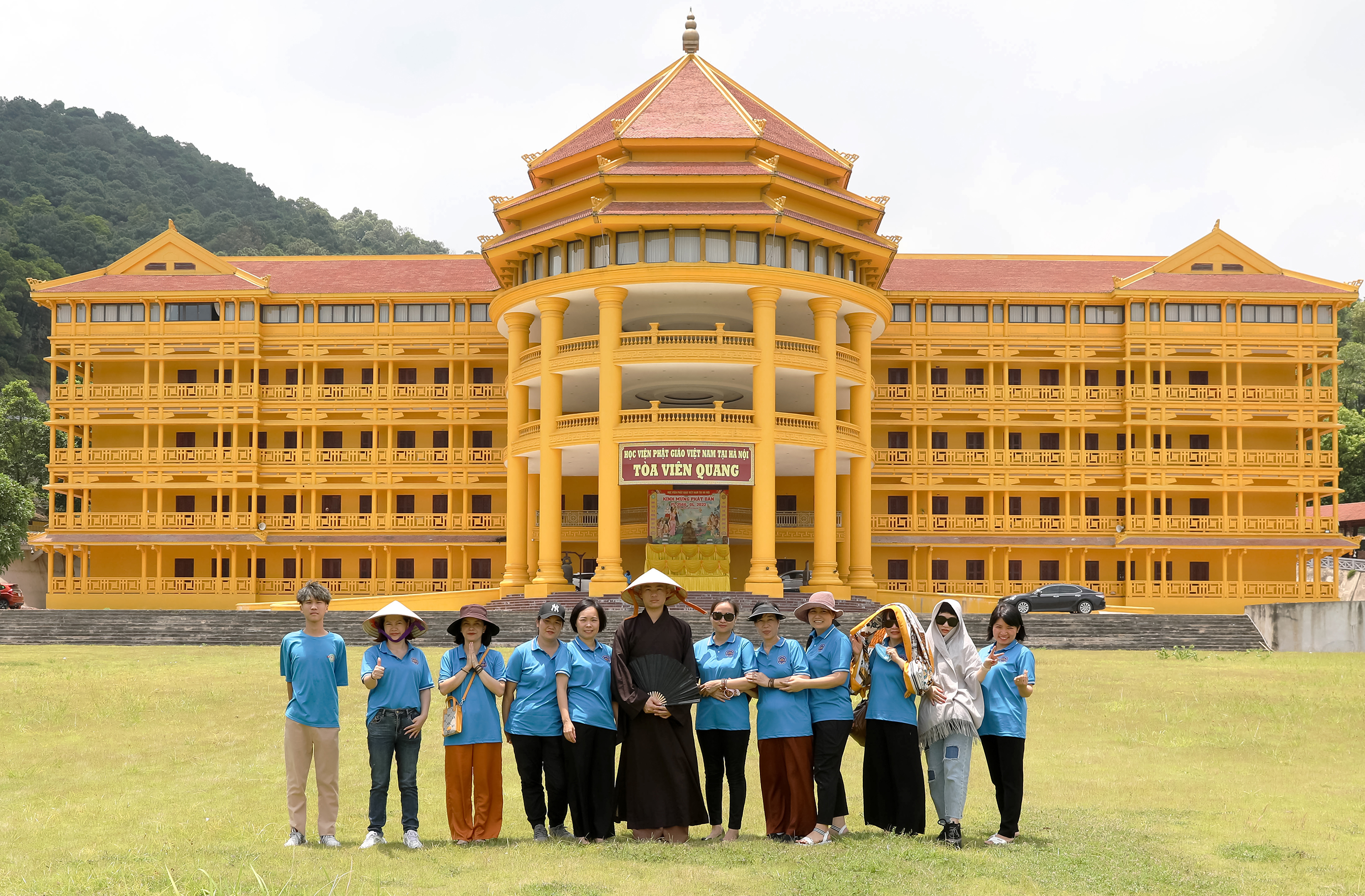 Hà Nội: Nhóm từ thiện Huệ Thảo đạo tràng Pháp Đăng (Quảng Ninh) cúng dường trai Tăng tại Học viện PGVN