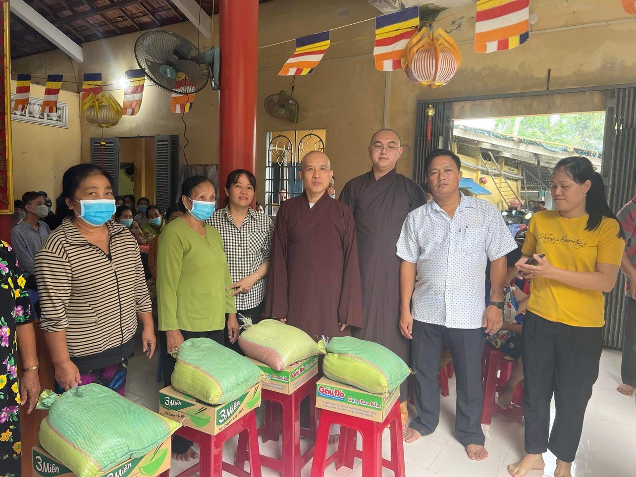 Bến Tre: Nhân dịp Lễ kỷ niệm 75 năm Tổ sư Lê Khánh Hòa viên tịch, Ban TTXH Phật giáo tỉnh tặng 100 phần quà cho bàn con xã Minh Đức