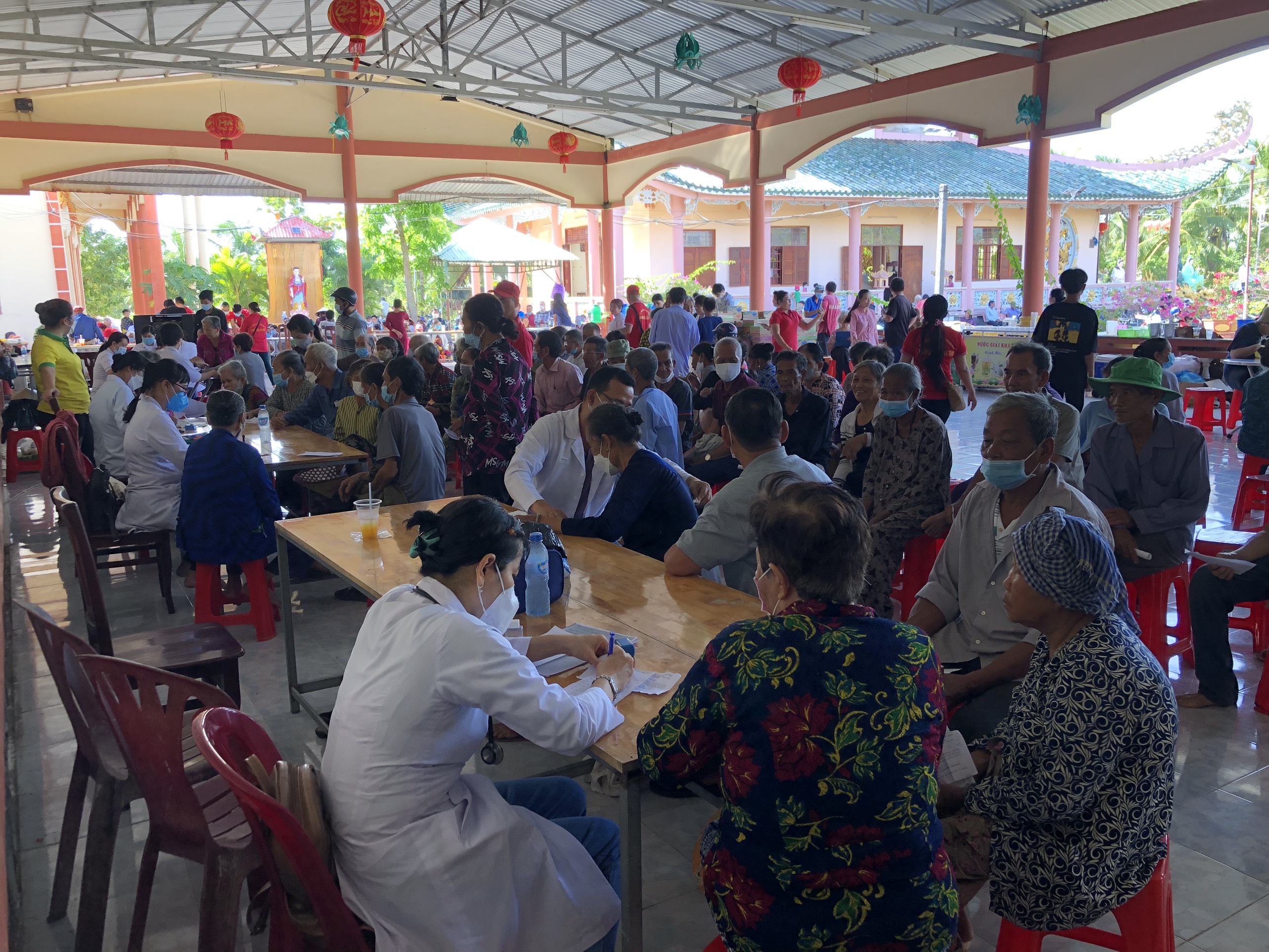 Kiên Giang: Khám bệnh phát thuốc và trao quà từ thiện tại chùa Bửu Quang, huyện Gò Quao