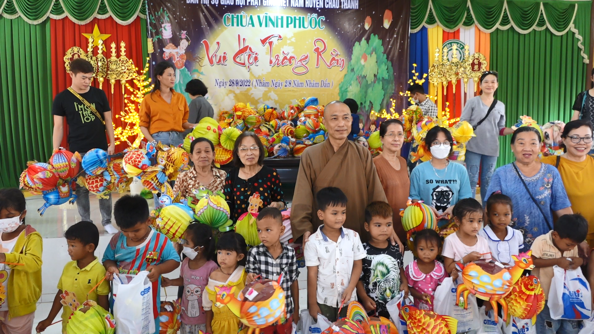 Trà Vinh: Chùa Vĩnh Phước tổ chức vui hội Trăng rằm cho các em thiếu nhi