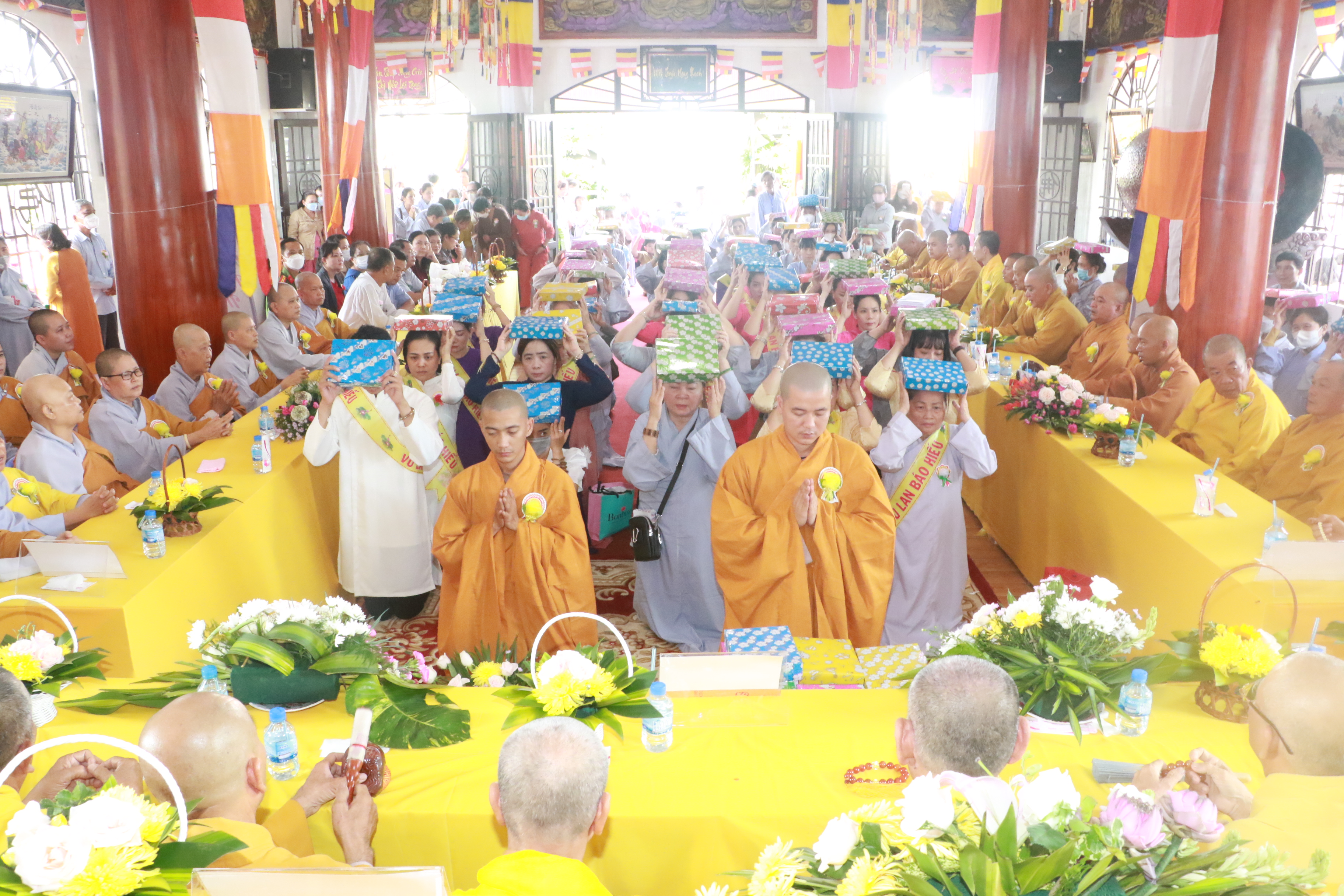 Đồng Tháp: Chùa Thiền An – Tháp Mười tổ chức Vu lan, dâng pháp y Ca-sa