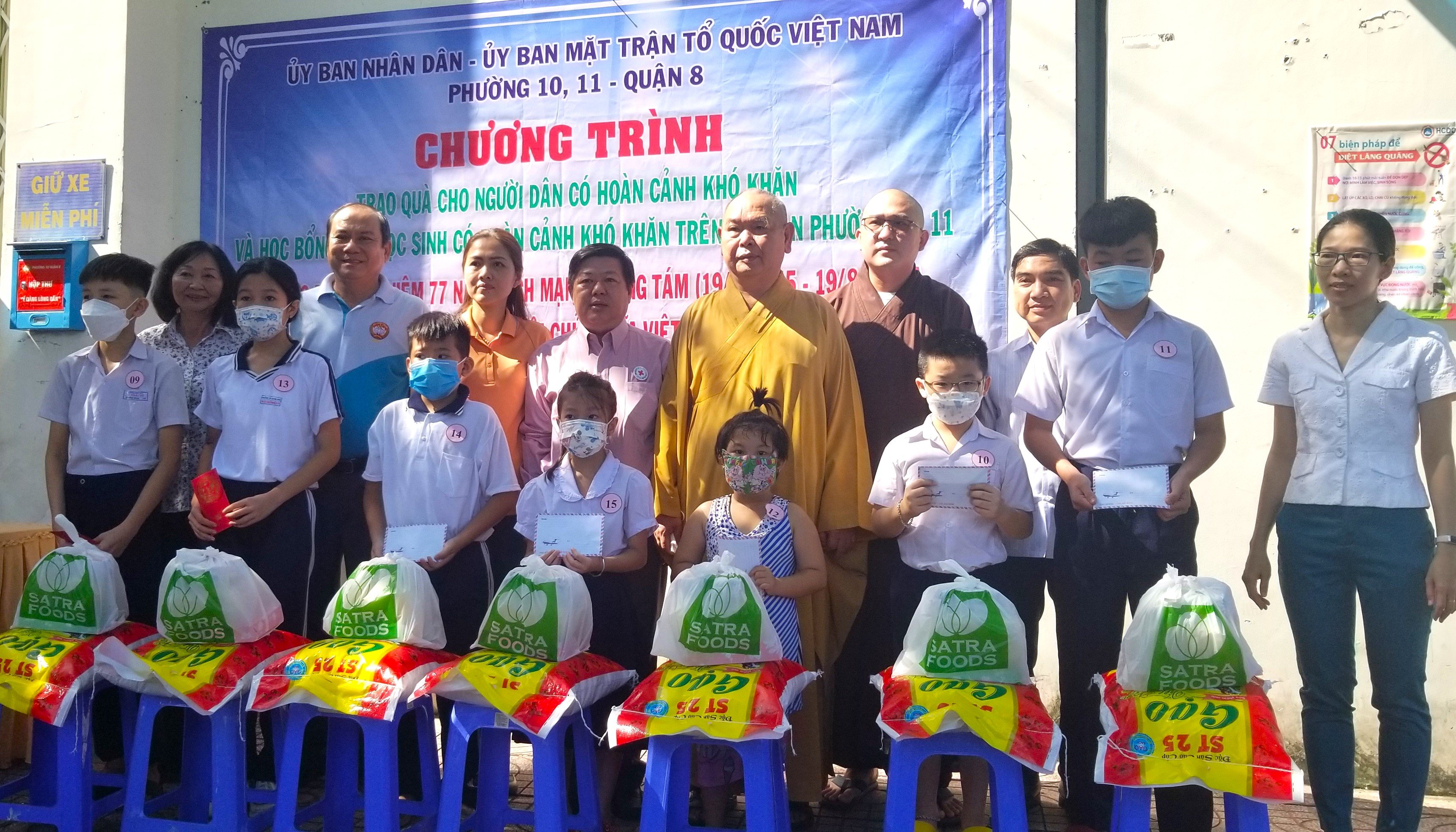 TP.HCM: Ban Trị sự Phật giáo quận 8 trao gần 200 phần quà và 30 suất học bổng nhân mùa Vu Lan PL.2566