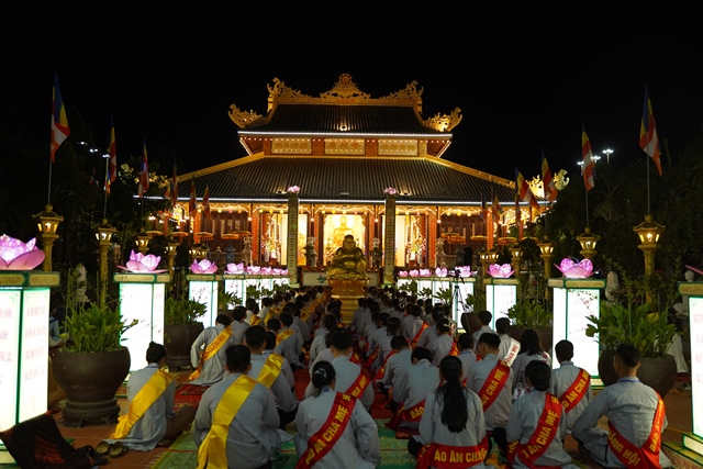 Thừa Thiên Huế: Lắng đọng lễ thắp nến tri ân và cài hoa hồng tại chùa Từ Lâm