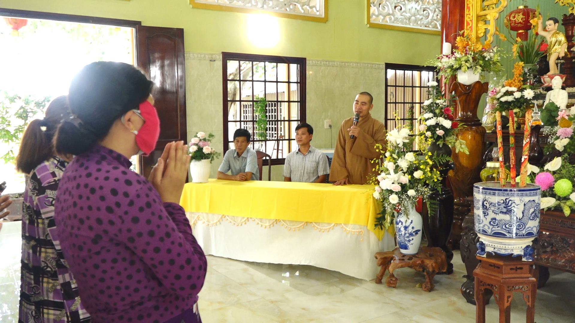 Trà Vinh: Chùa Phước An phát 70 phần quà đến bà con có hoàn cảnh khó khăn.