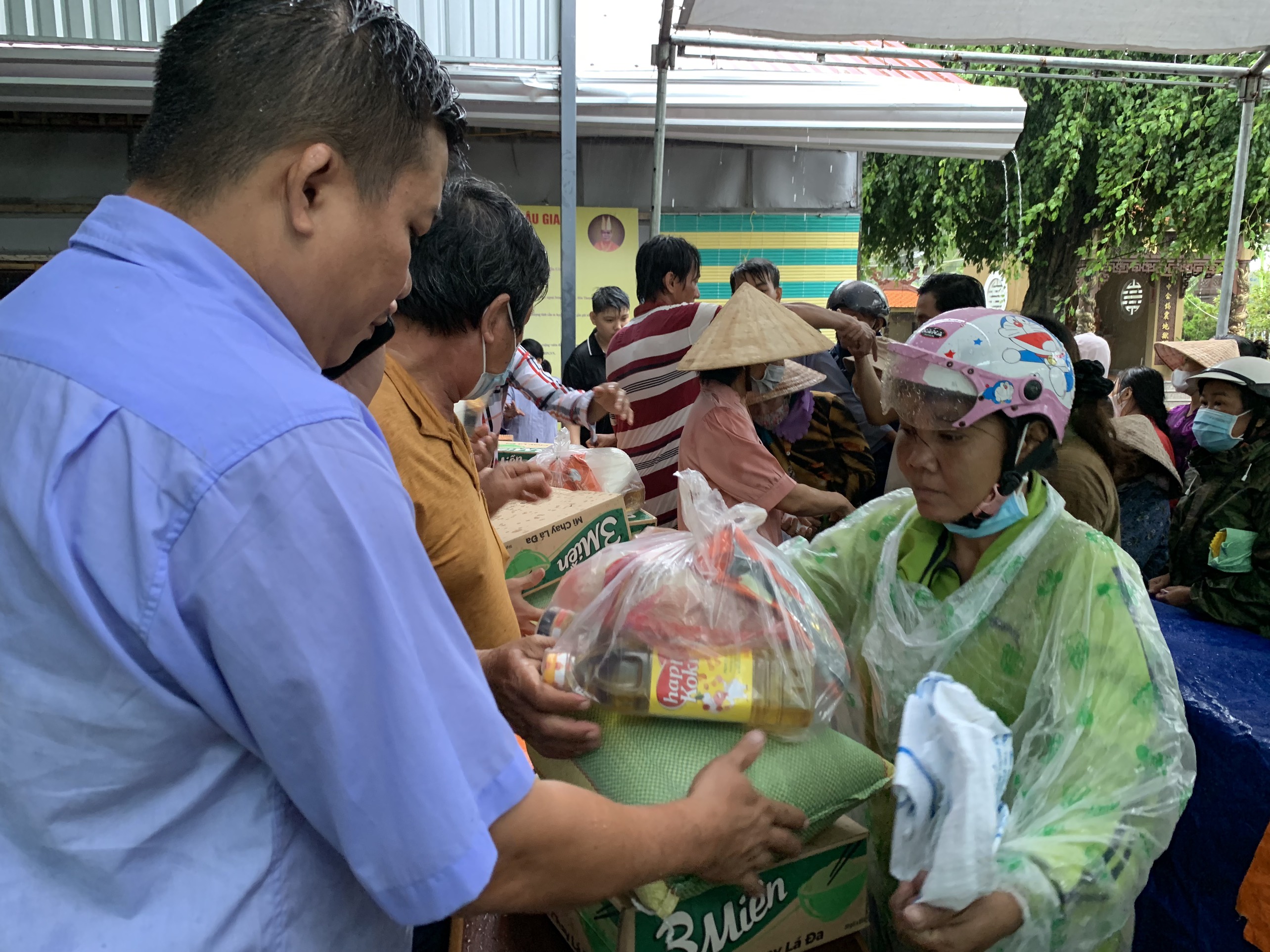 Hậu Giang: Chùa Vĩnh Hiệp trao quà cho bà con có hoàn cảnh khó khăn mùa Vu lan