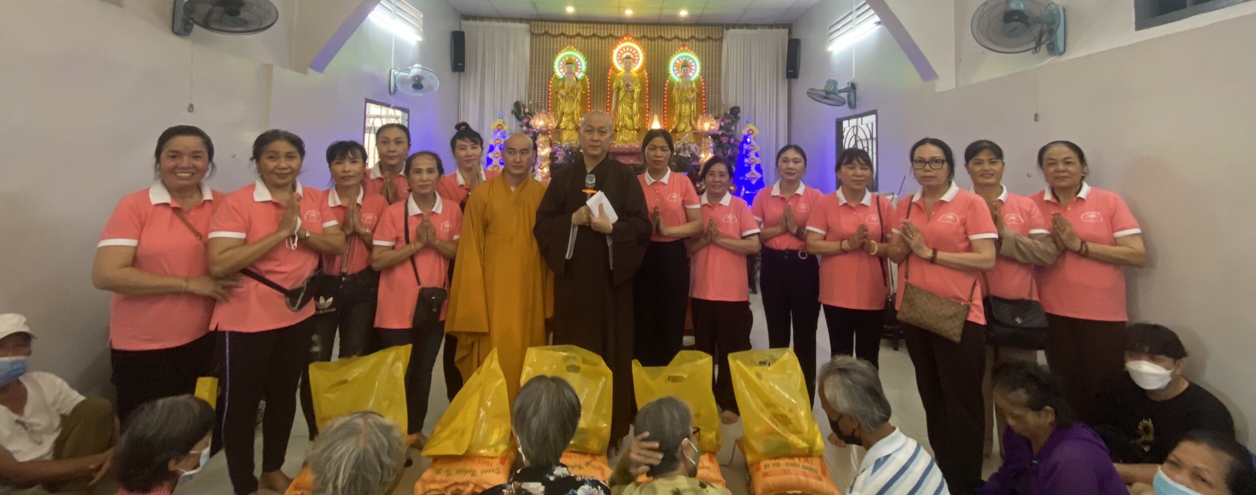 Bến Tre: Chùa Sơn Bửu phát 500 phần quà cho bà con nghèo tại TP.Vũng Tàu