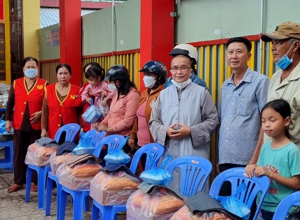 Hậu Giang: Tịnh thất Thiền Lâm trao quà cho bà con và học sinh nghèo nhân mùa Vu Lan báo hiếu