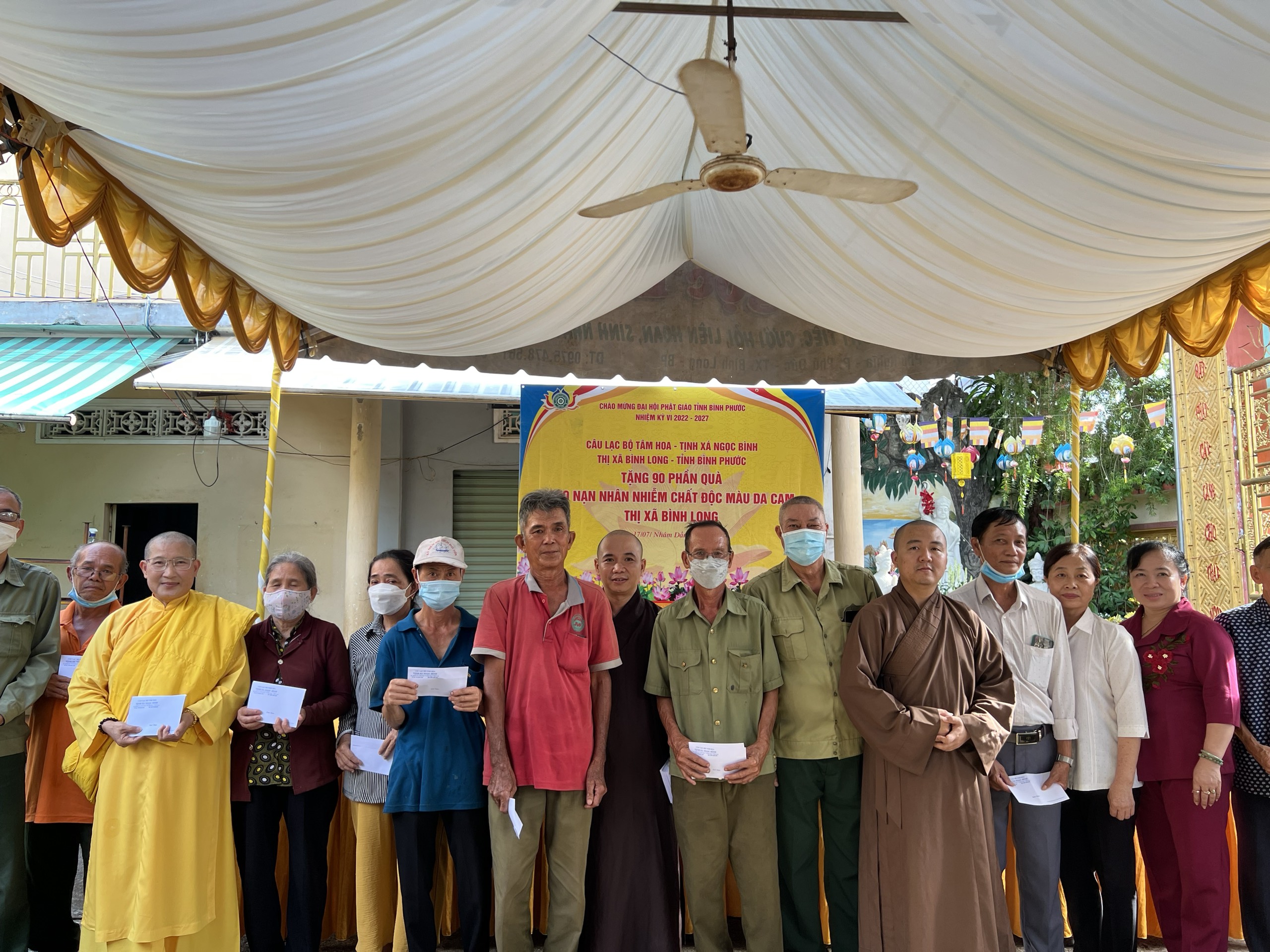 Bình Phước: Tịnh xá Ngọc Bình trao tặng quà cho bà con nạn nhân chất độc Da cam tại phường Phú Thịnh