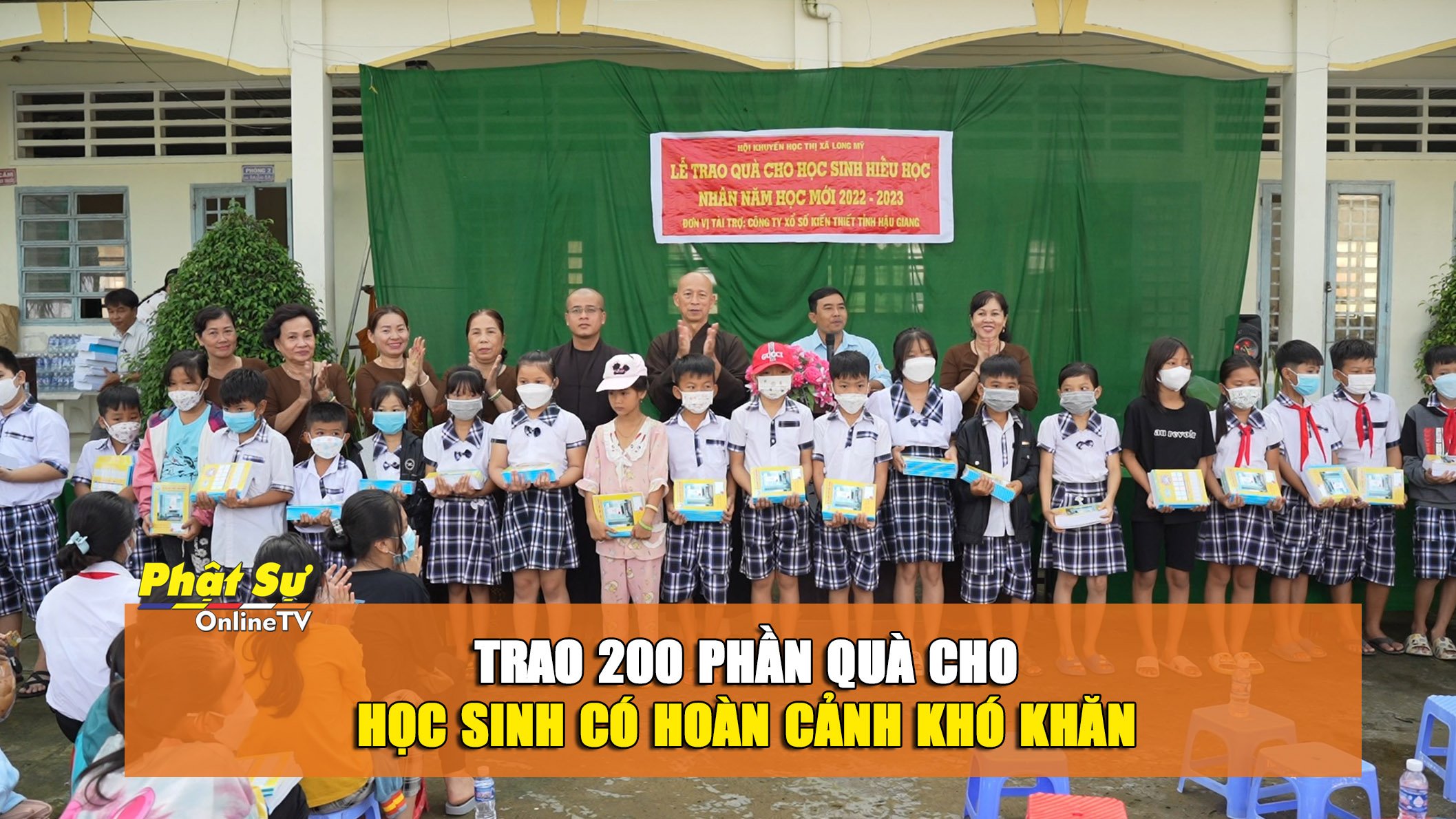 [Video] Hậu Giang: Trao 200 phần quà cho học sinh có hoàn cảnh khó khăn tại Trường THCS Tân Phú