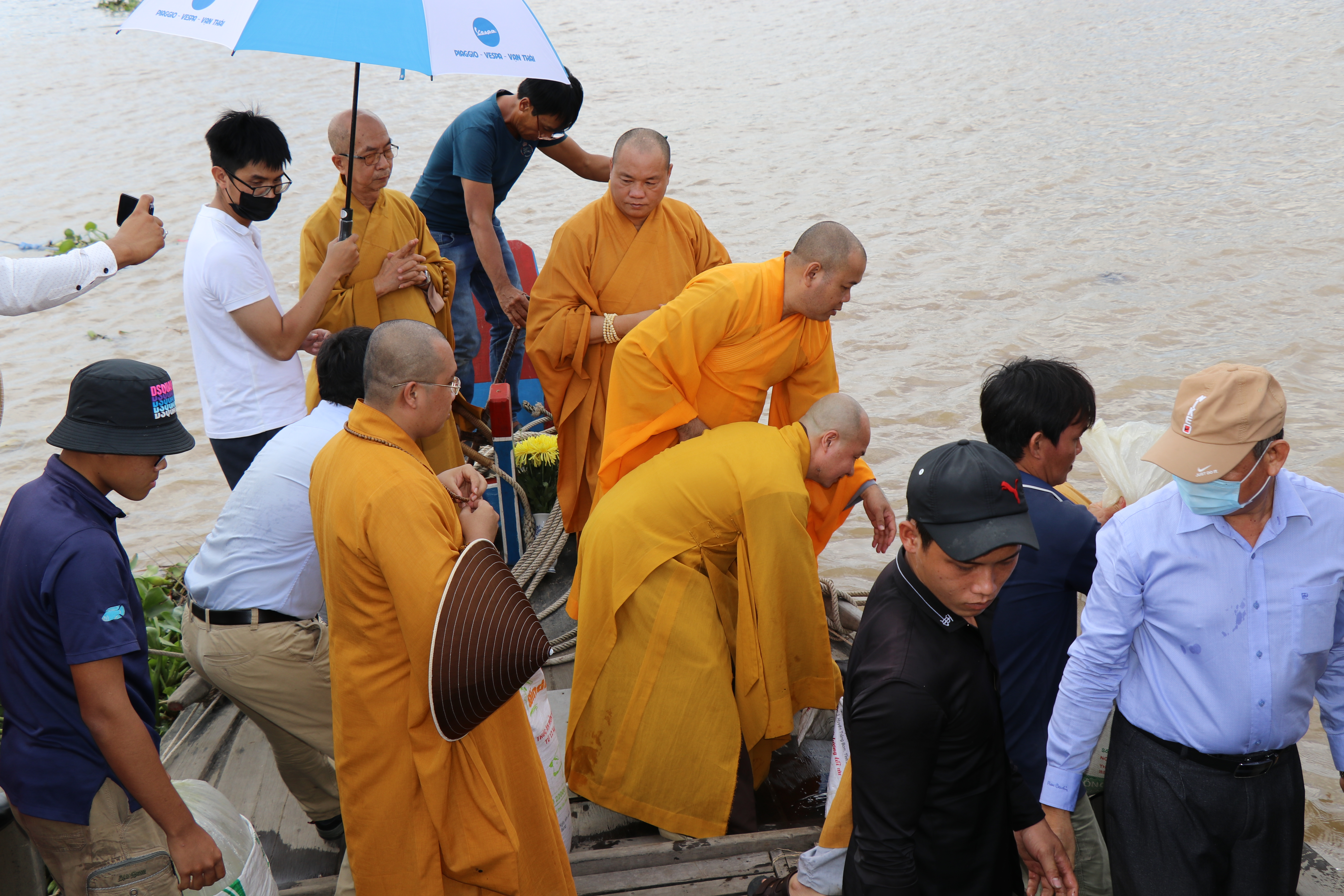 Bến Tre: Ban Từ thiện Xã hội Phóng sinh tái tạo nguồn lợi thủy sản bảo vệ môi trường và phát 300 phần quà mùa Vu Lan Báo hiếu