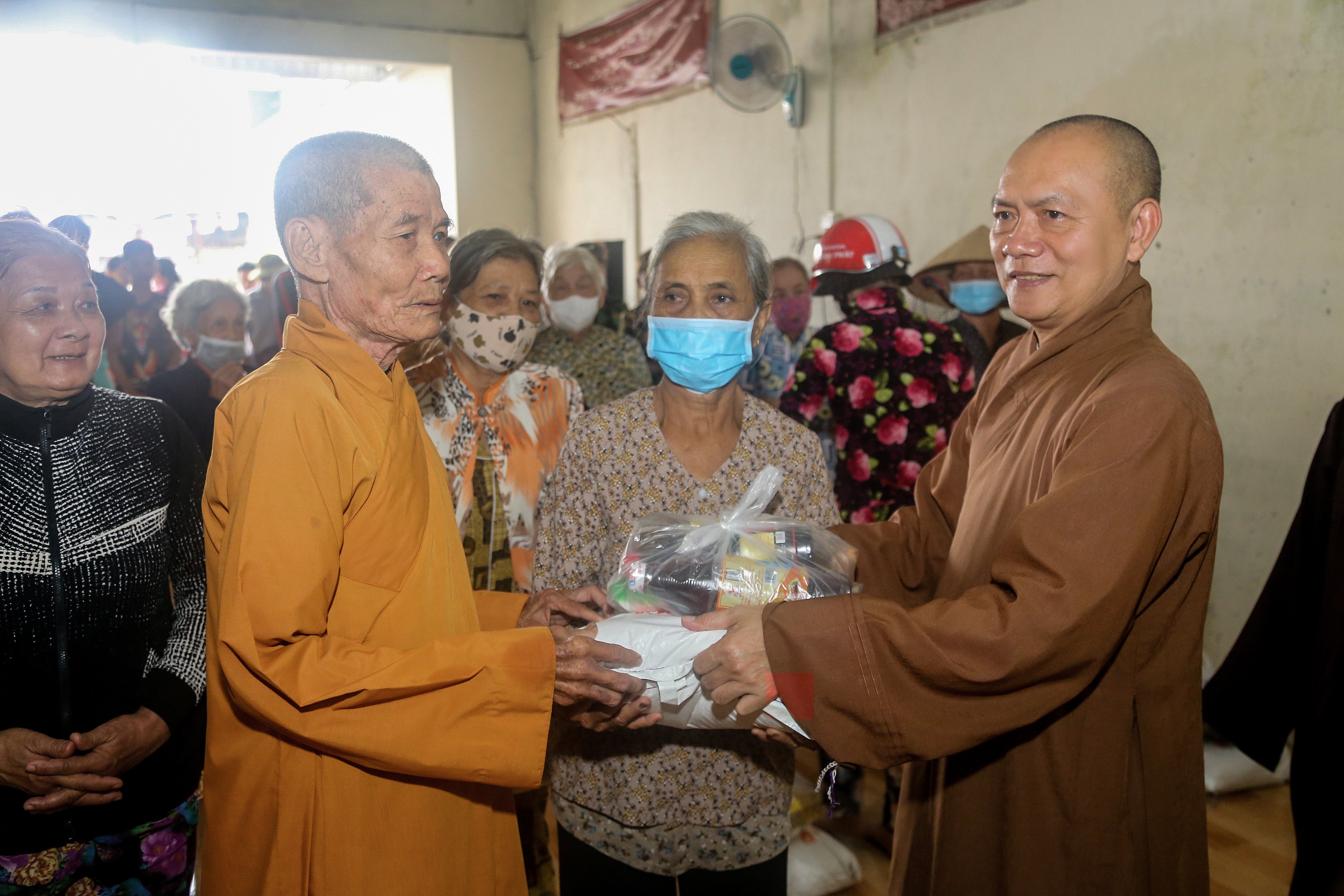 Hậu Giang: Thường trực Ban Trị sự tỉnh trao quà nhân mùa Vu Lan PL.2566