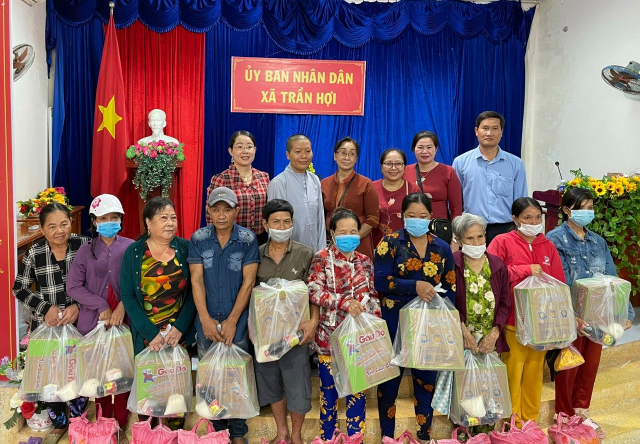 Cà Mau: Đoàn từ thiện (huyện Phước Long) trao quà cho bà con có hoàn cảnh khó khăn nhân mùa Vu Lan báo hiếu PL.2566