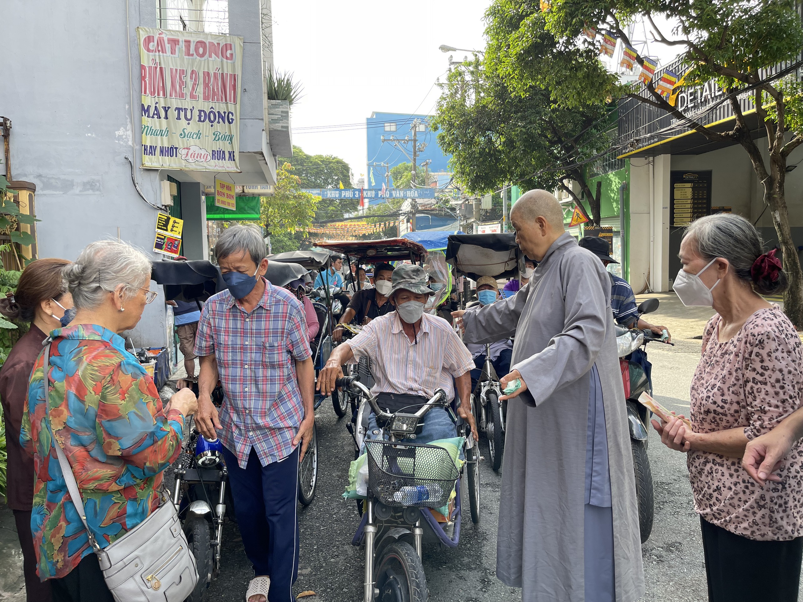 TP.HCM: Chùa Bửu Quang trao tặng 800 phần quà nhân mùa Vu lan hiếu hạnh
