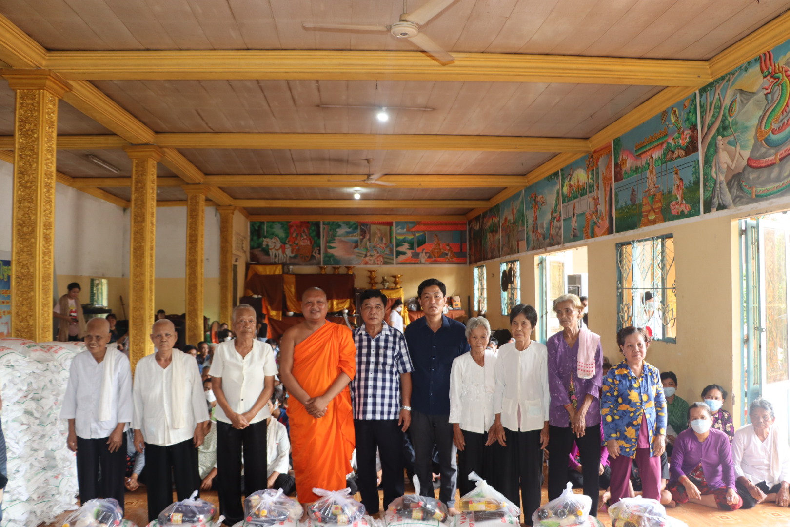 Trà Vinh: Chùa Prơm trao tặng 327 phần quà cho bà con khó khăn tại huyện Cầu Kè nhân mùa Vu lan PL.2566