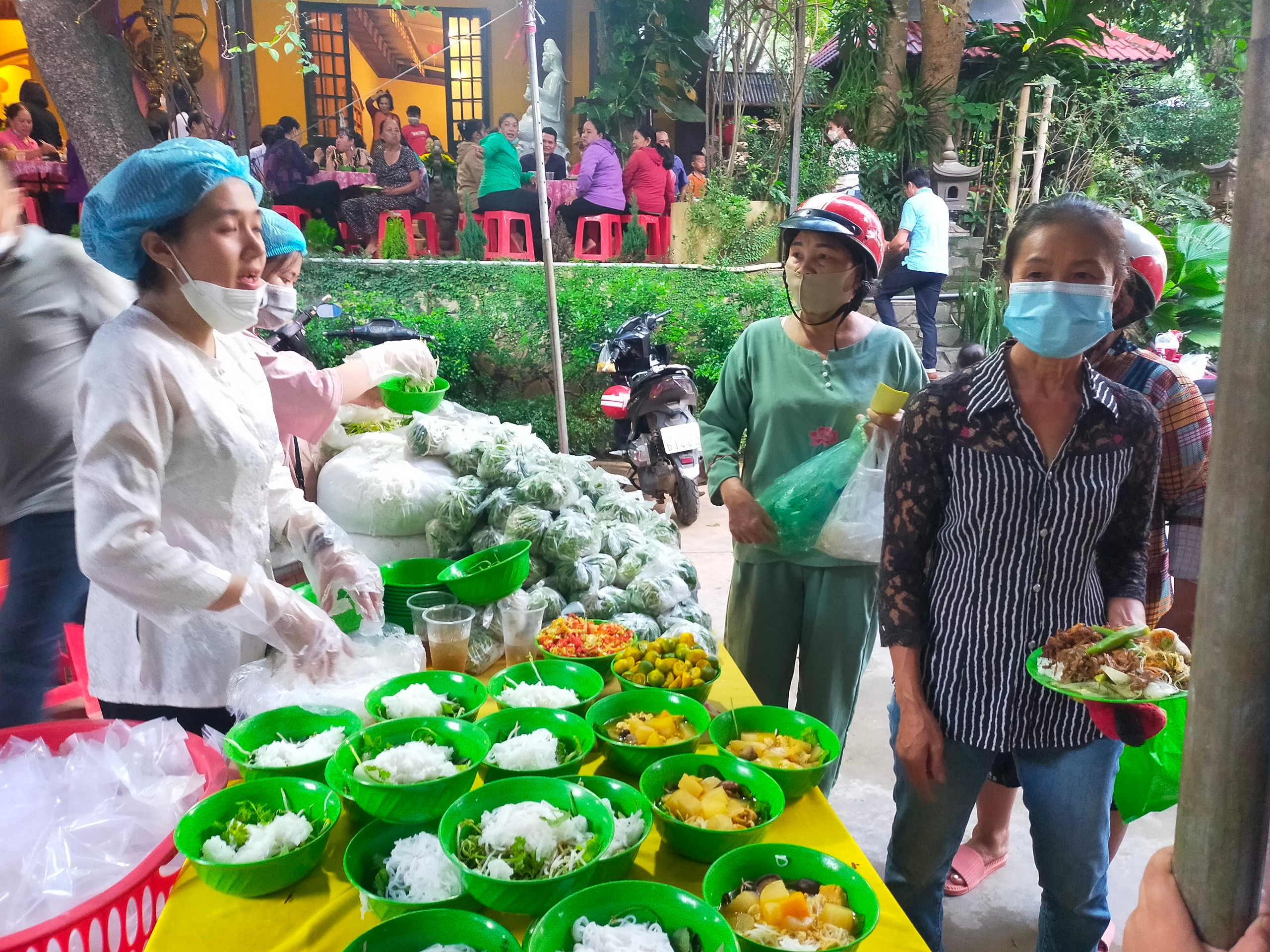 Bình Phước: Chùa Vạn Quang tổ chức Lễ hội ẩm thực chay và đêm văn nghệ gây quỹ.