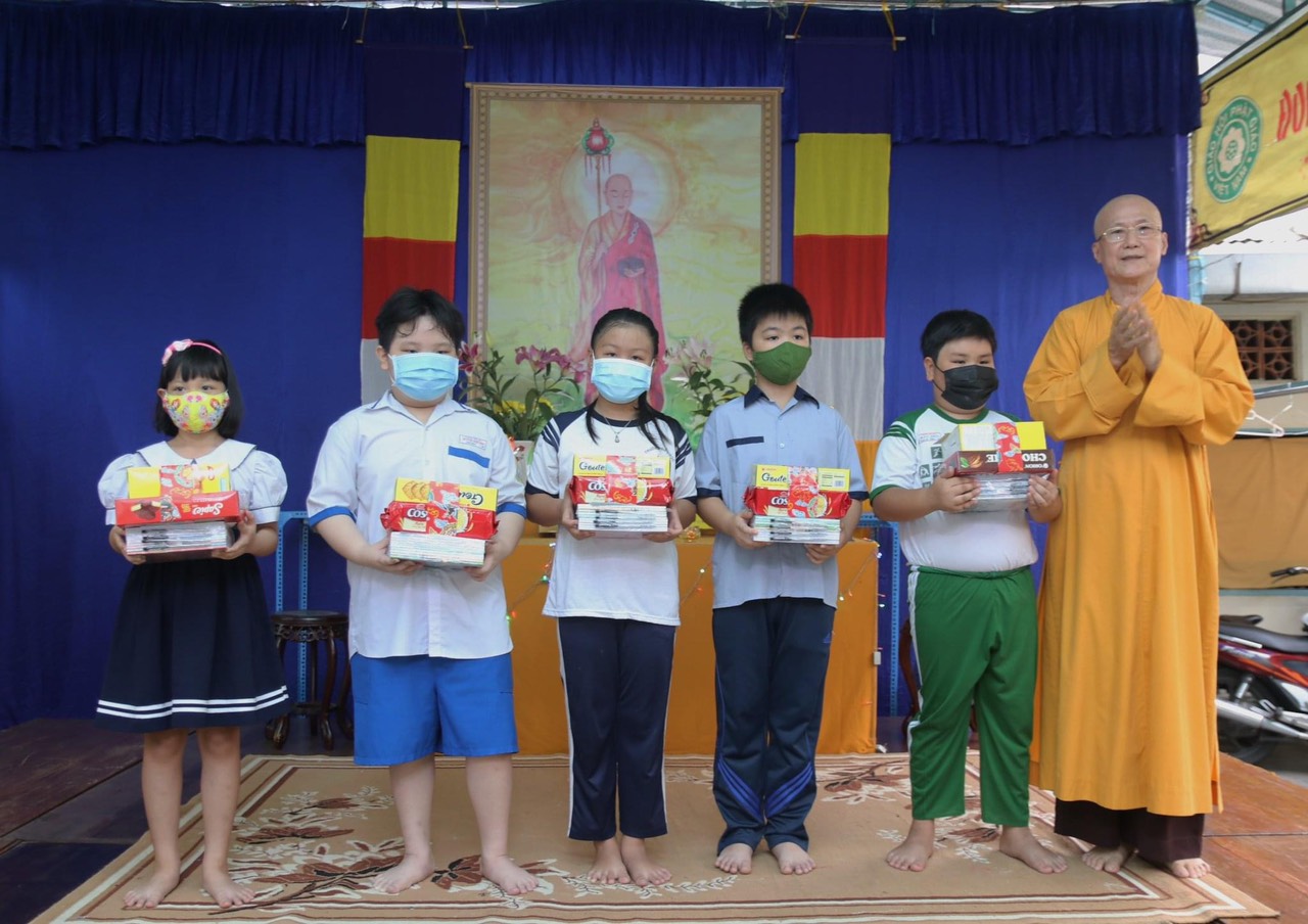 TP.HCM: Chùa Thiên Tôn (Quận 5) trao tặng 30 phần quà đến Học sinh giỏi trong địa bàn phường 6