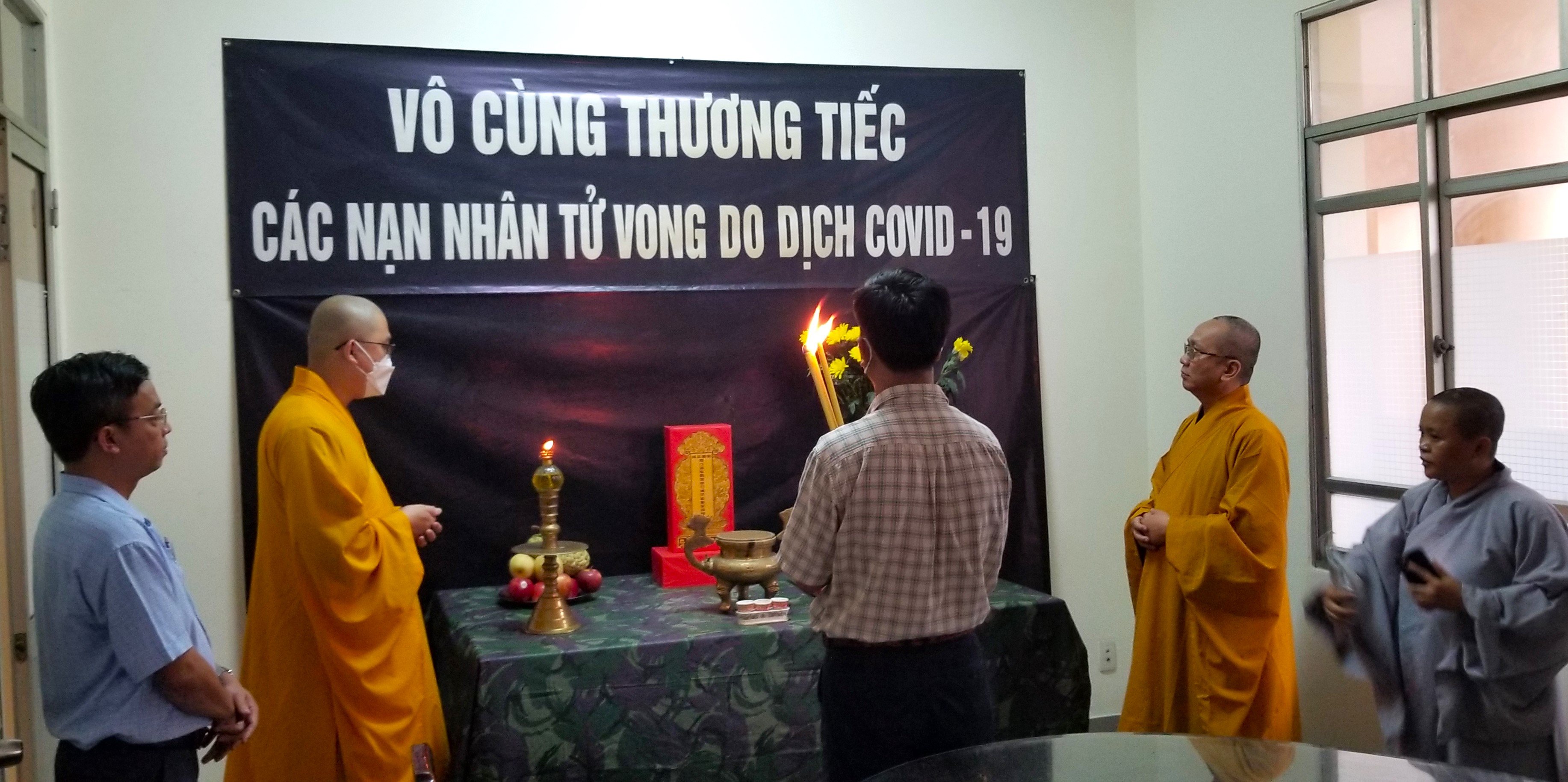 TP.HCM: Phật giáo quận 8 thắp hoa đăng cầu siêu cho đồng bào tử nạn vì đại dịch COVID-19