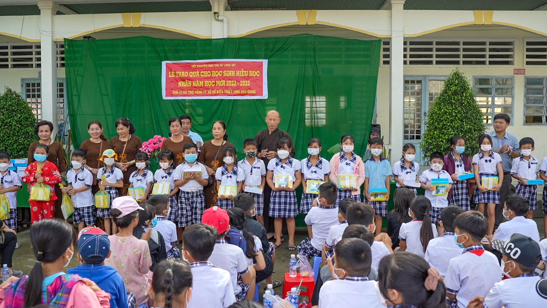 Hậu Giang: Trao 200 phần quà cho học sinh có hoàn cảnh khó khăn tại Trường THCS Tân Phú