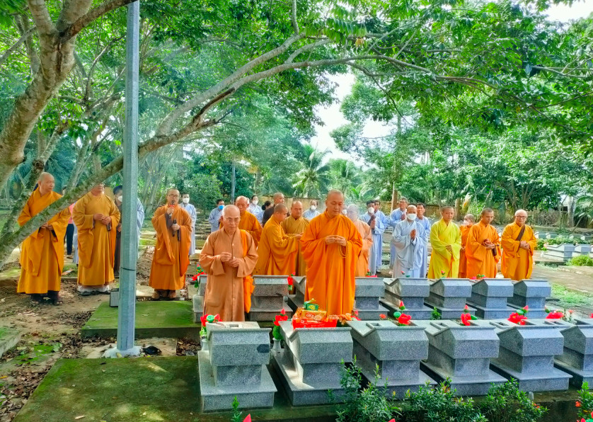 Bến Tre: Ban Trị Sự Phật giáo huyện Giồng Trôm viếng nghĩa trang liệt sĩ huyện và hỗ trợ 100 phần quà nhân mùa Vu Lan báo hiếu