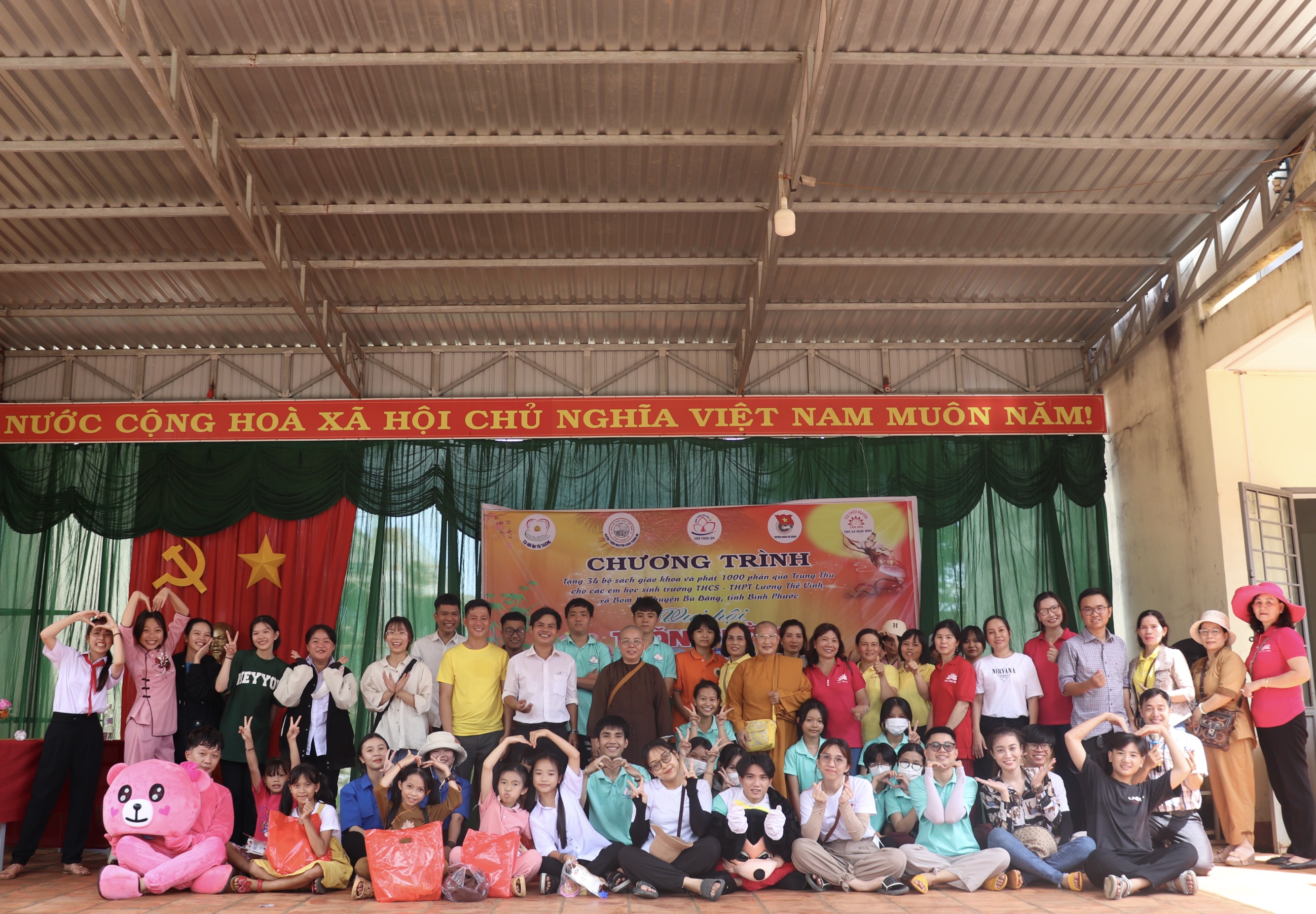 Bình Phước: 1000 phần quà trung thu trao tặng cho các em tại trường THCS - THPT Lương Thế Vinh