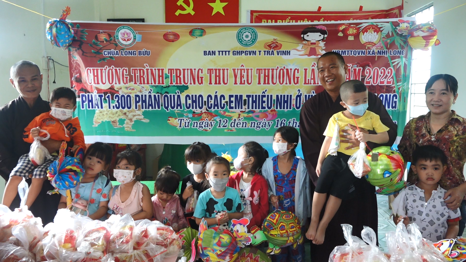 Trà Vinh: Ban Thông tin truyền thông Phật giáo tỉnh tặng quà Trung thu cho trẻ em có hoàn cảnh khó khăn tại xã Nhị Long.