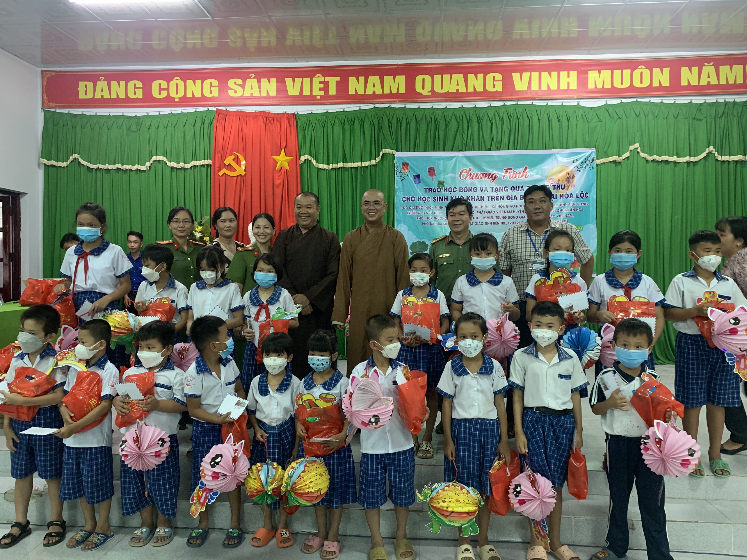 Bến Tre: Chùa Phước Lộc tặng quà Trung thu cho các em thiếu nhi nhân dịp Tết Trung Thu năm 2022
