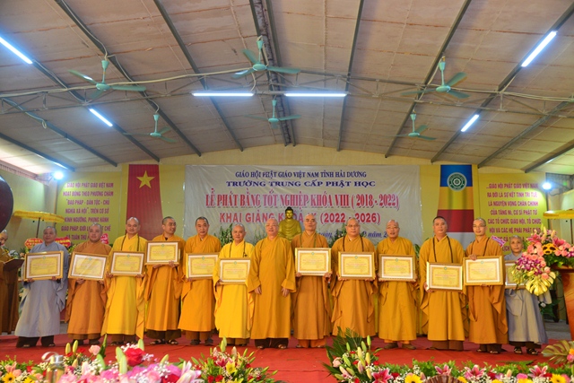 Hải Dương: Trường Trung cấp Phật học tỉnh phát bằng tốt nghiệp khoá VIII và khai giảng khoá IX