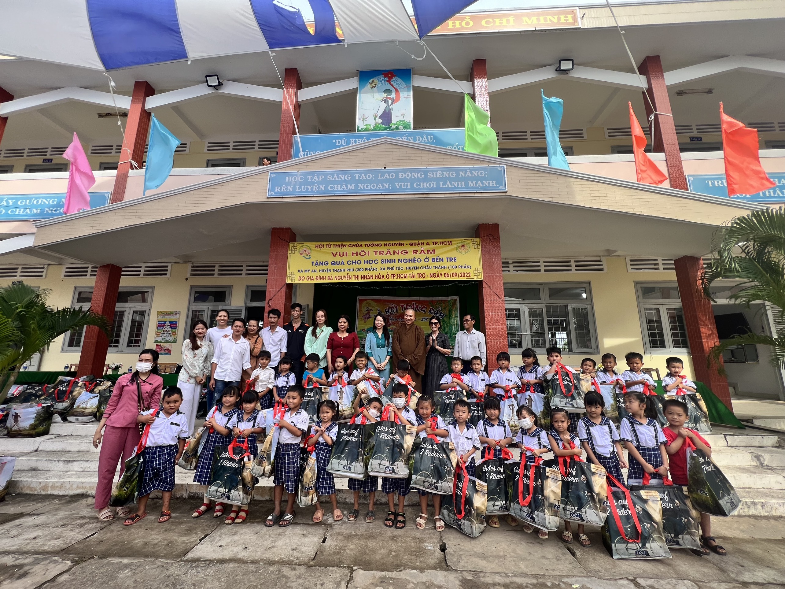 Bến Tre: Hội từ thiện chùa Tường Nguyên (quận 4 – TP. HCM) tặng quà Trung Thu cho học sinh nghèo