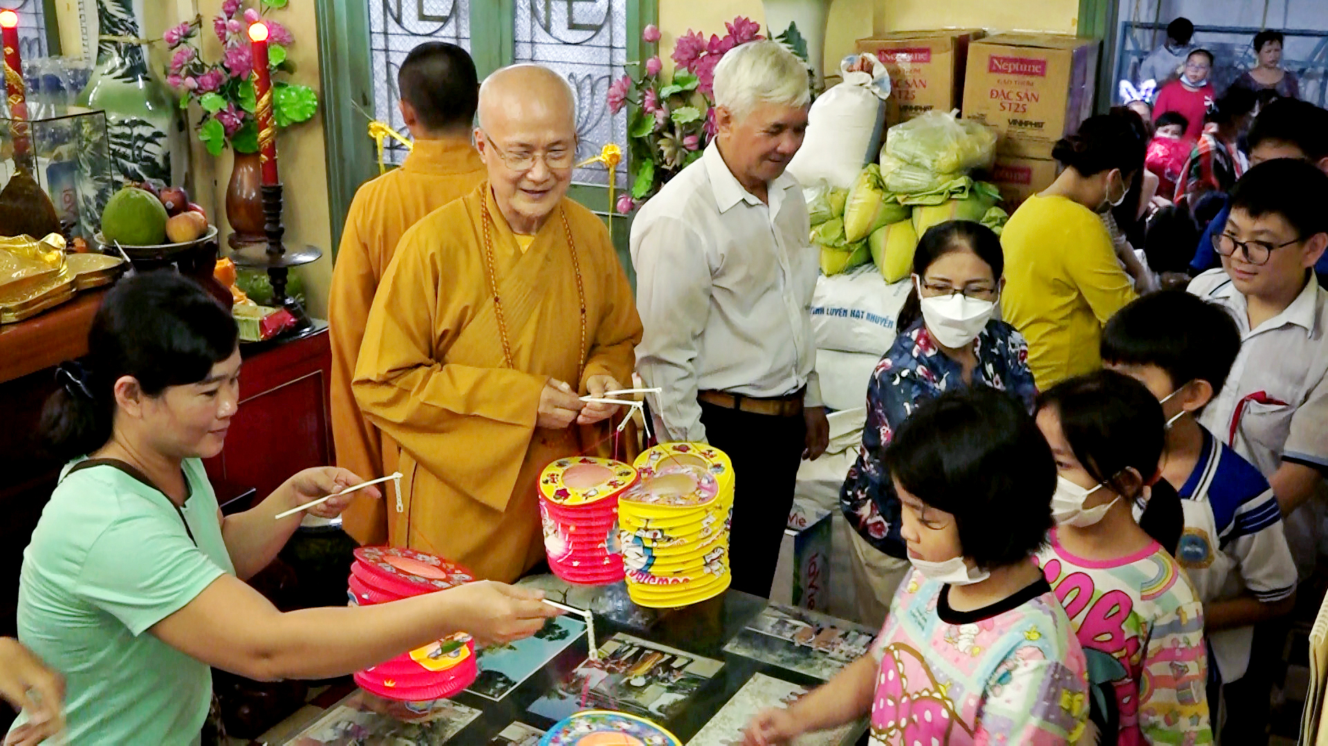 Ban Hướng dẫn Phật tử GHPGVN TP.HCM kết hợp chùa Thiên Tôn (Q.5) đã tổ chức “Đêm hội trăng Rằm tháng Tám” cho các em thiếu nhi