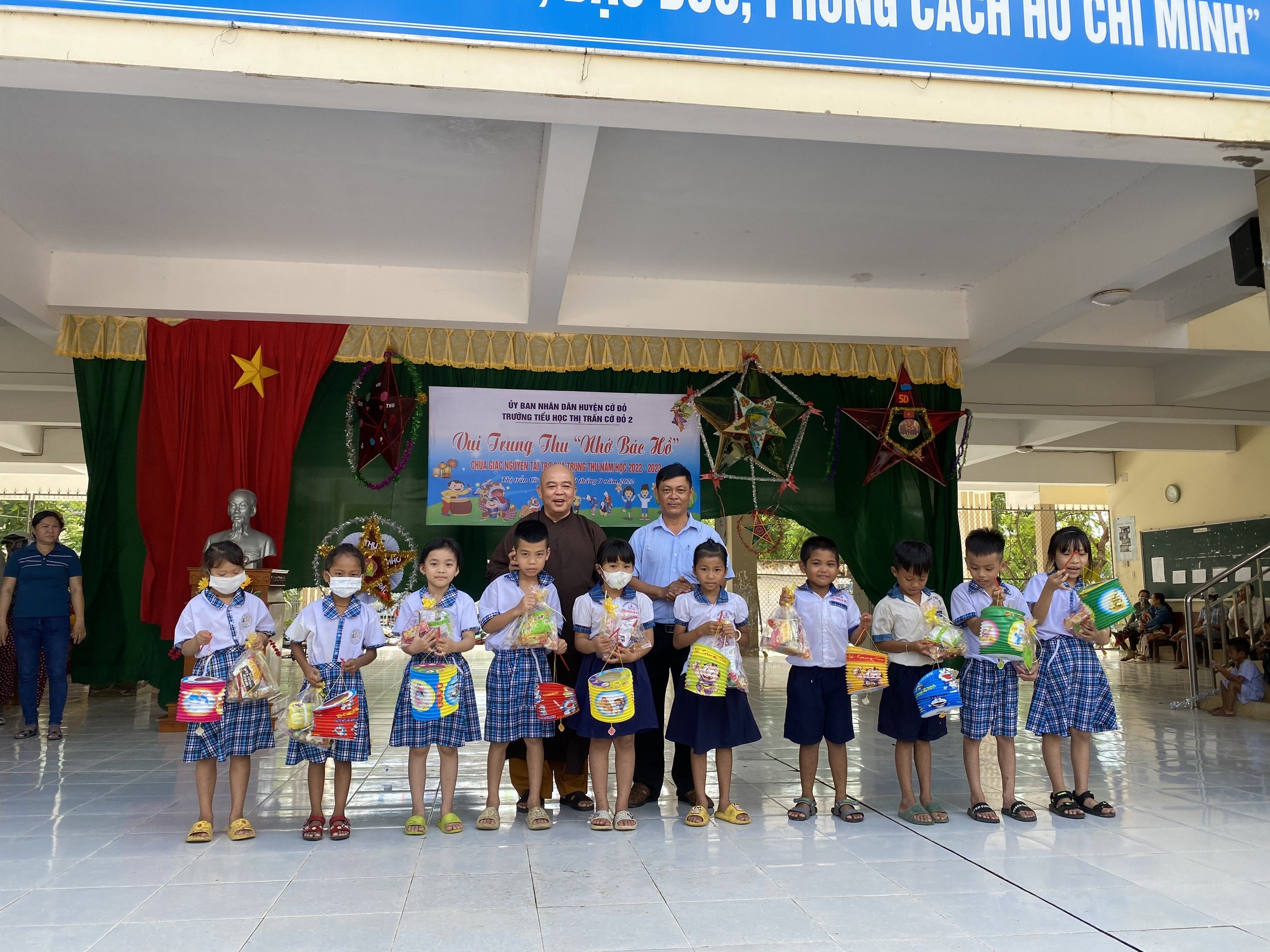 Cần Thơ: Chùa Giác Nguyên tổ chức phát quà trung thu tại các điểm trường trên địa bàn huyện