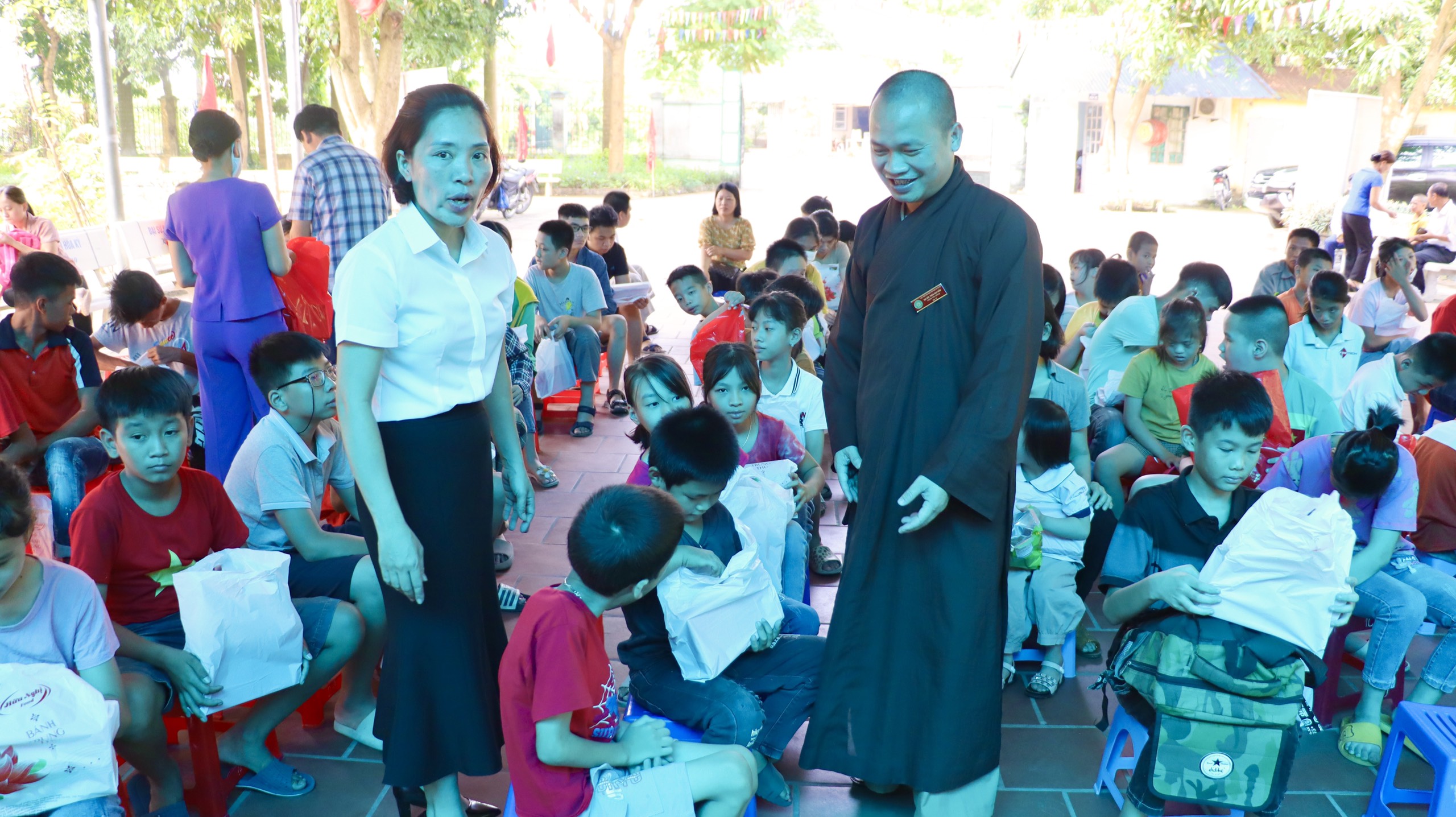 Hà Nội: Học viện PGVN trao tặng quà Tết trung thu tới các cháu trường Giáo dục trẻ khuyết tật