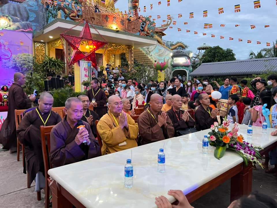 Trà Vinh: Ban Từ thiện Phật giáo tỉnh tổ chức “Đêm hội Trăng rằm” cho các em thiếu nhi tại chùa Phước Khánh.