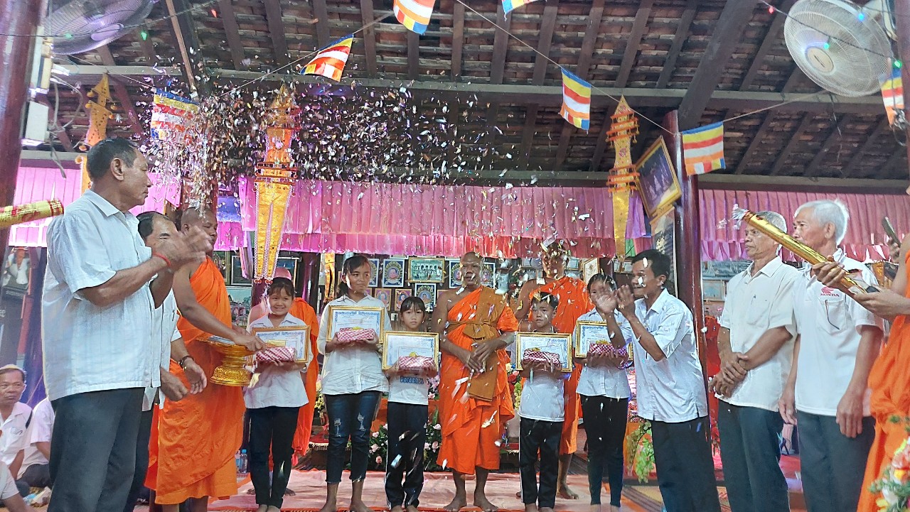 Trà Vinh: Chùa Ktưng tổ chức Lễ tổng kết lớp học hè Ngữ văn Khmer cho con em đồng bào Dân tộc.