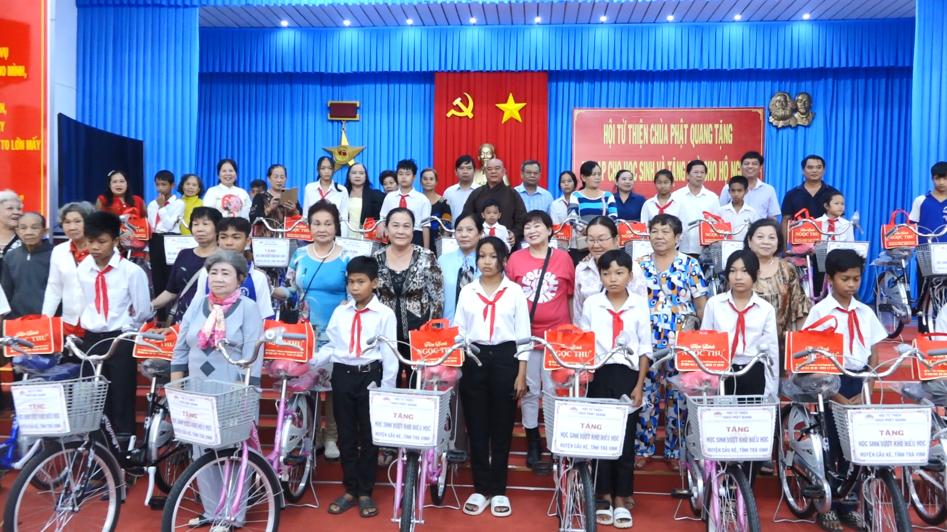 Trà Vinh: Hội từ thiện chùa Phật Quang trao tặng quà cho bà con có hoàn cảnh khó khăn và trẻ em nghèo vượt khó