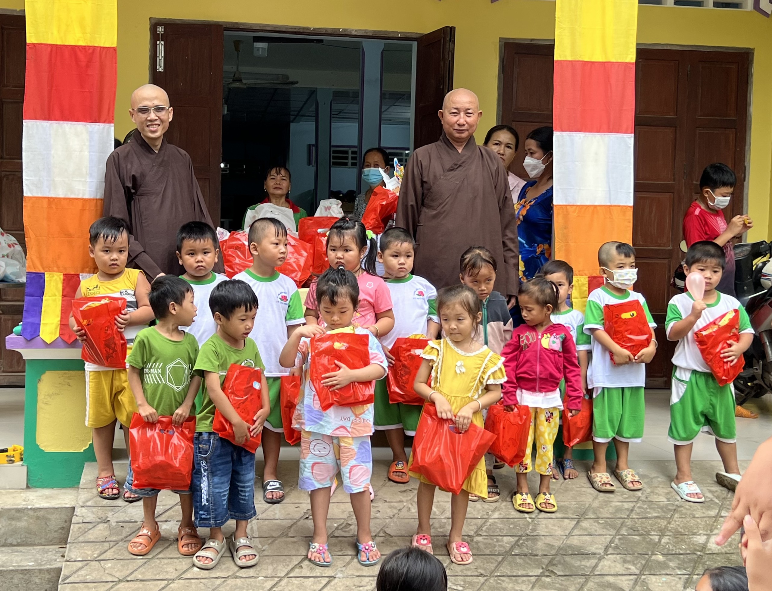 Bến Tre: Đại đức Thích Trí Sơn tổ chức phát quà trung thu cho các em thiếu nhi tại Bệnh viện Ba Tri và Chùa Long Khánh