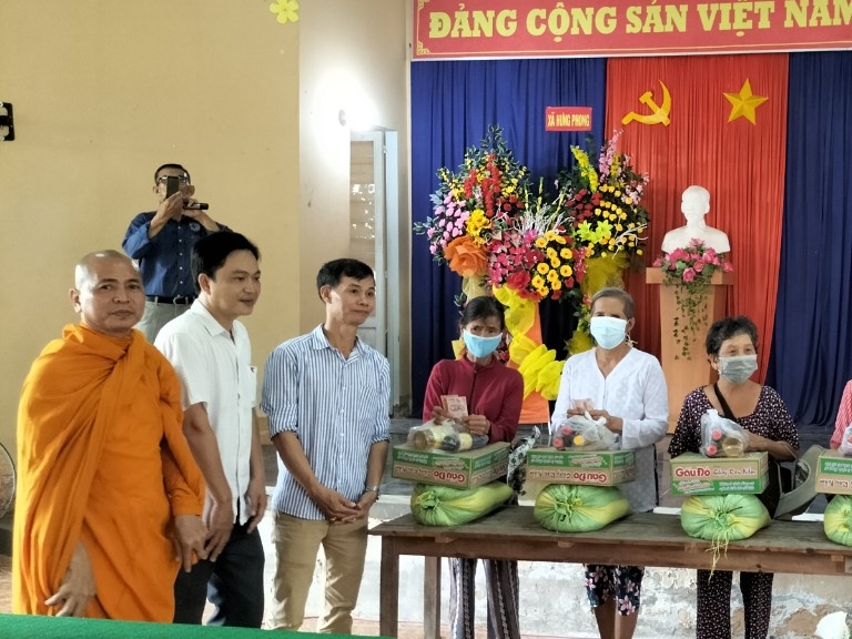 Bến Tre: Tịnh xá Bồ Đề trao tặng 200 phần quà cho bà con có hoàn cảnh khó khăn tại xã Hưng Phong