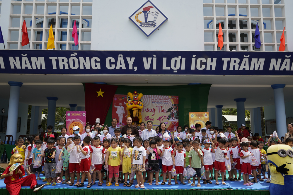 Hành trình "Trung thu yêu thương" - chùa Minh Đạo trao tặng 10.000 phần quà