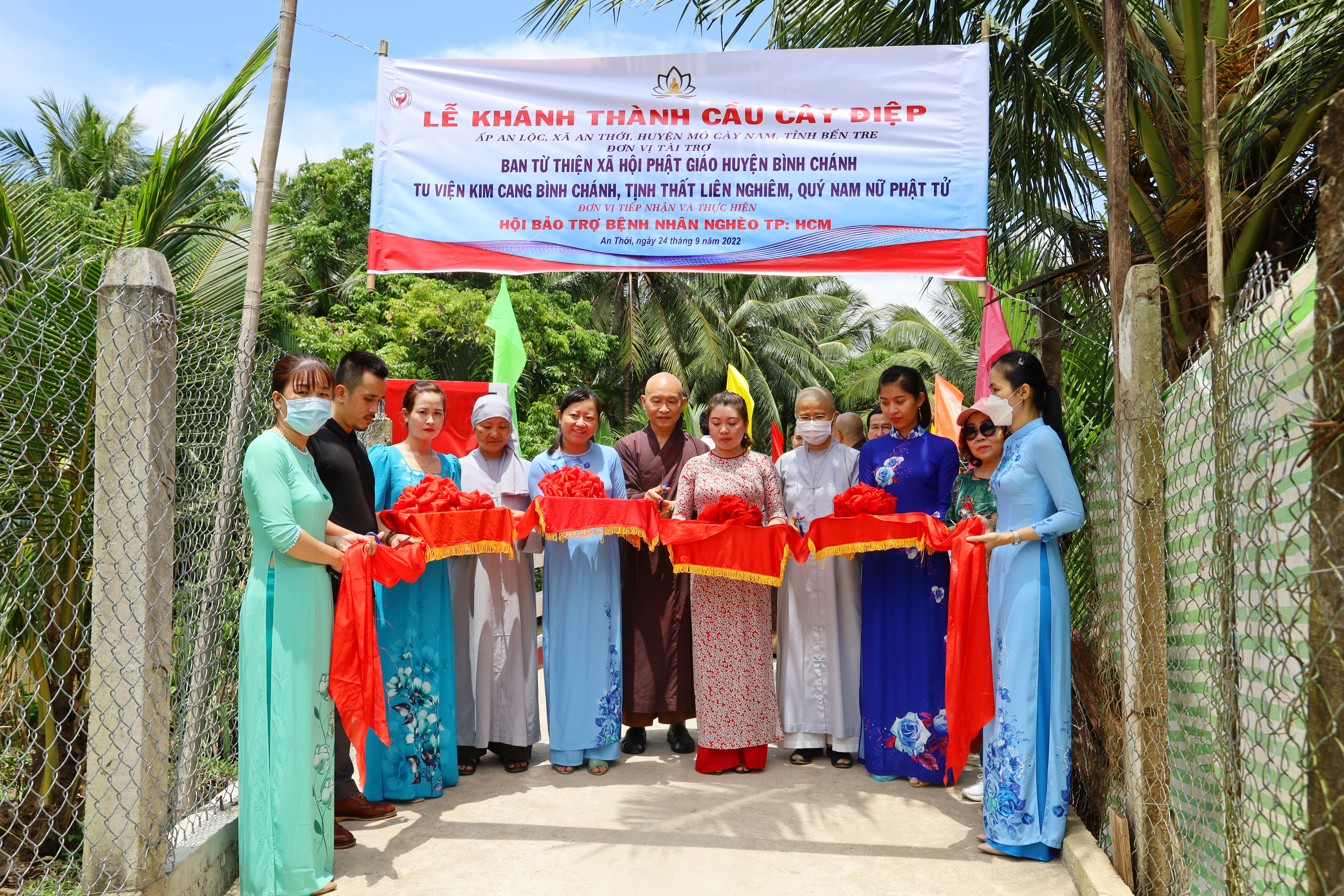 Bến Tre: Ban TTXH Phật giáo huyện Bình Chánh khánh thành 02 cầu nông thôn tại xã An Thới