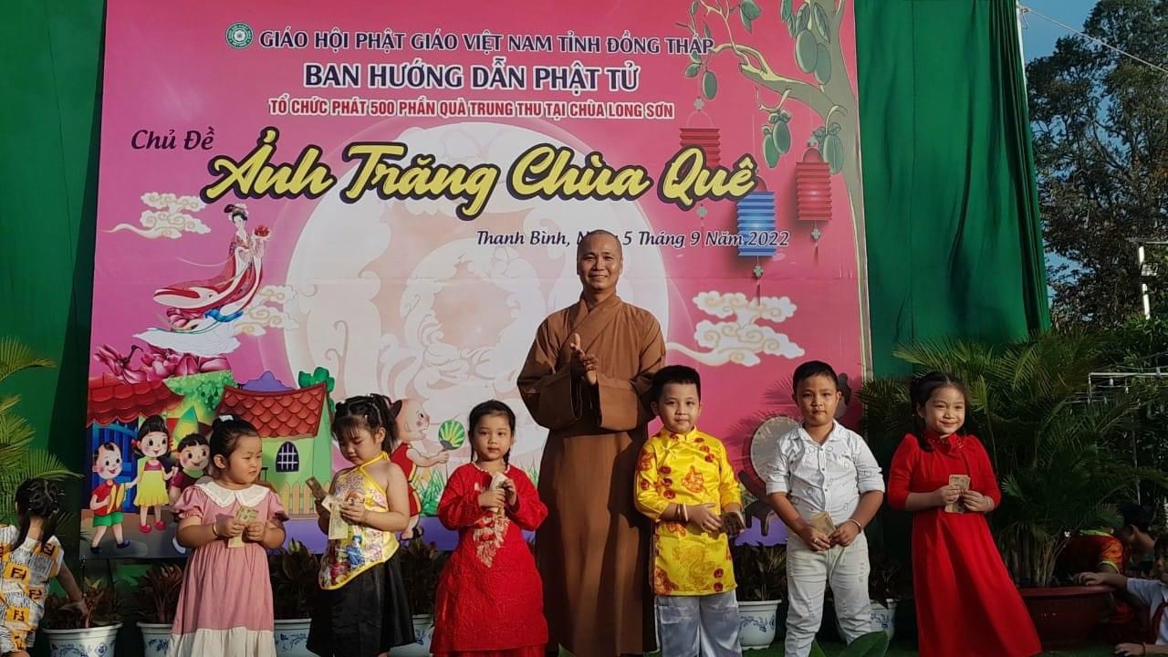 Đồng Tháp: Ban hướng dẫn Phật tử tặng xe đạp cho học sinh nghèo hiếu học