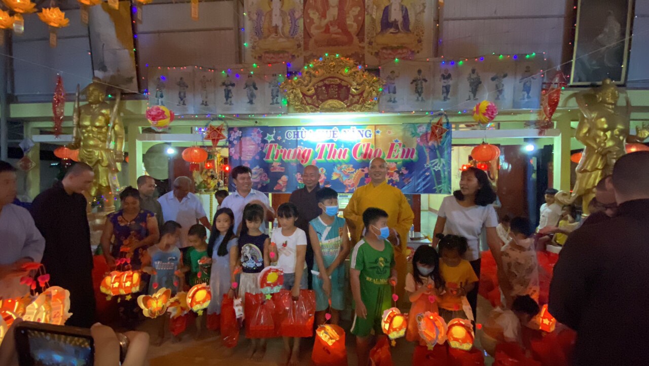 Ba Tri: Chùa Huệ Năng tổ chức trung thu với chủ đề “Trung Thu Cho Em”